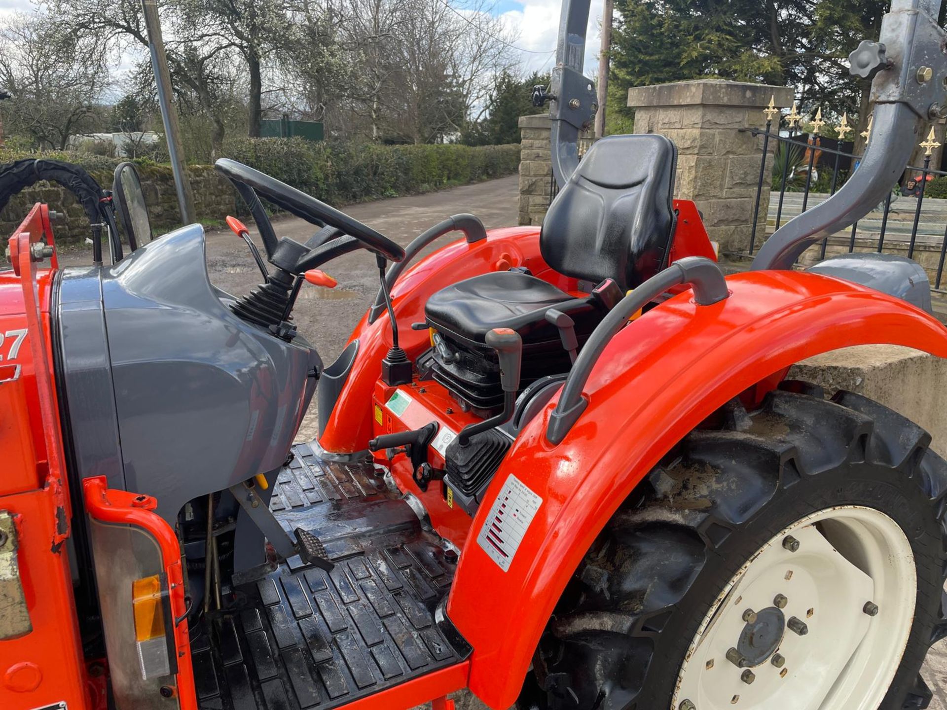 60 REG KIOTI CX27 27HP 4WD COMPACT TRACTOR WITH KIOTI KL130 FRONT LOADER AND PALLET FORKS *PLUS VAT* - Image 11 of 19