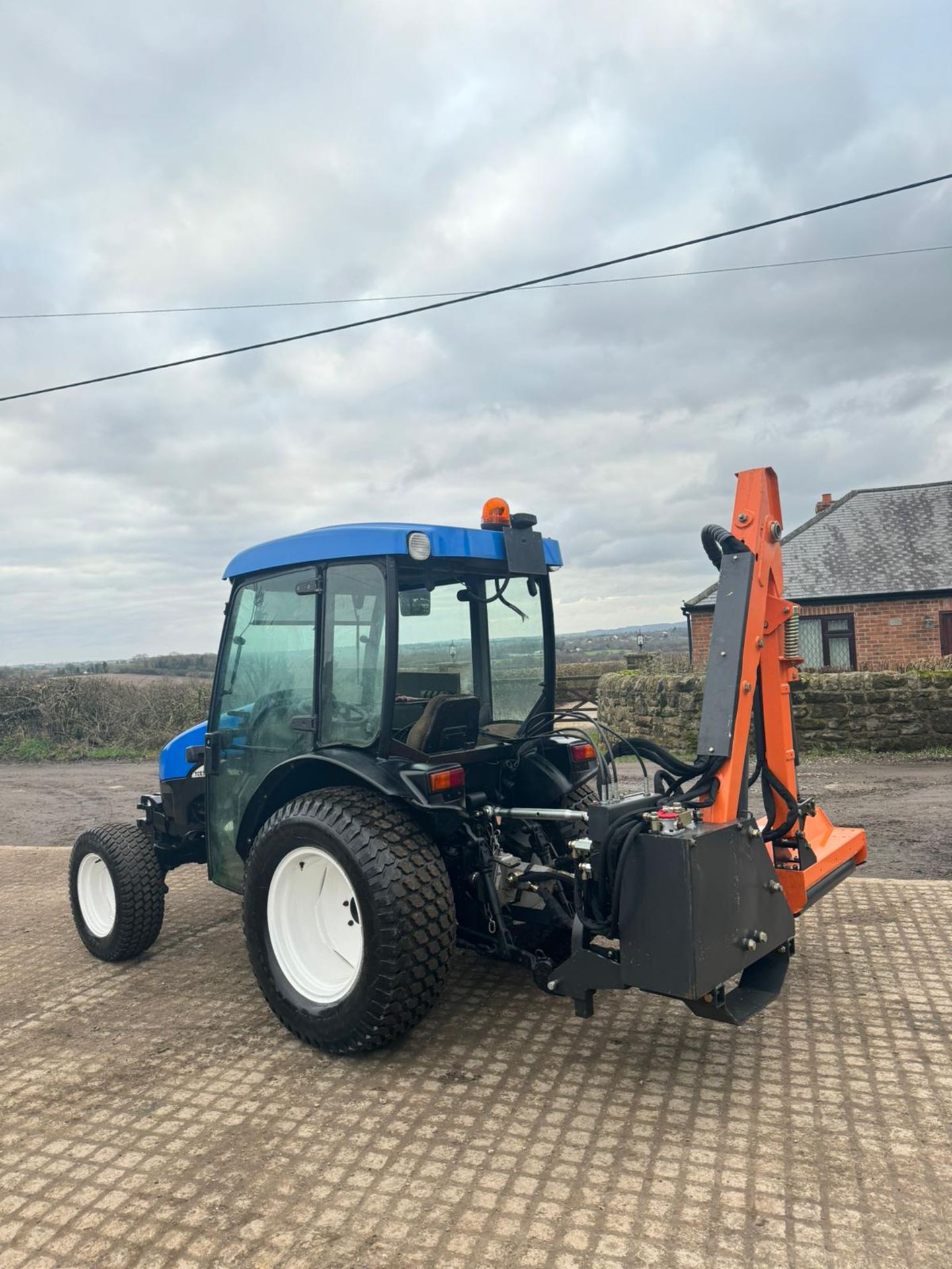 NEW HOLLAND TCE50 COMPACT TRACTOR WITH HEDGE CUTTER 50 HP TRACTOR *PLUS VAT* - Image 12 of 26