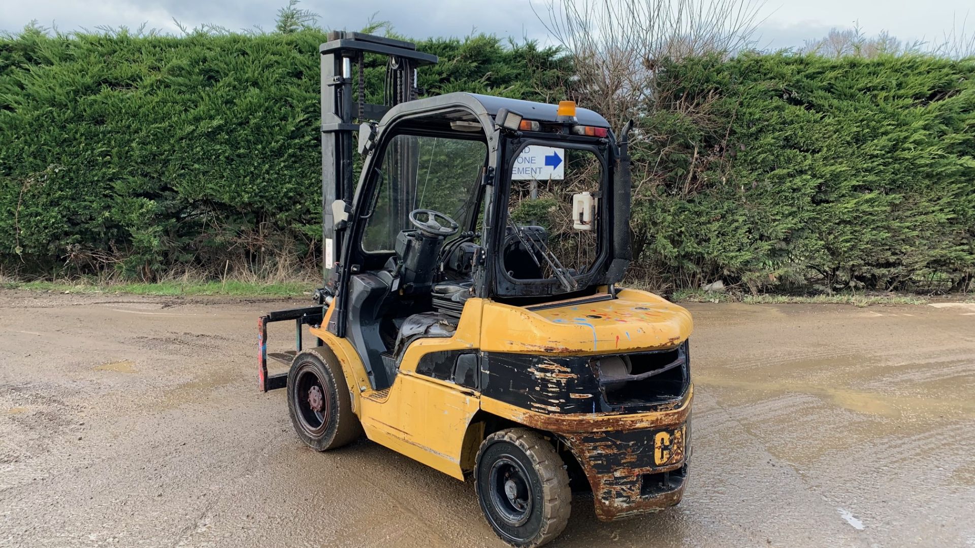 2004 CAT DP30 3 ton Diesel Forklift *PLUS VAT* - Image 2 of 5