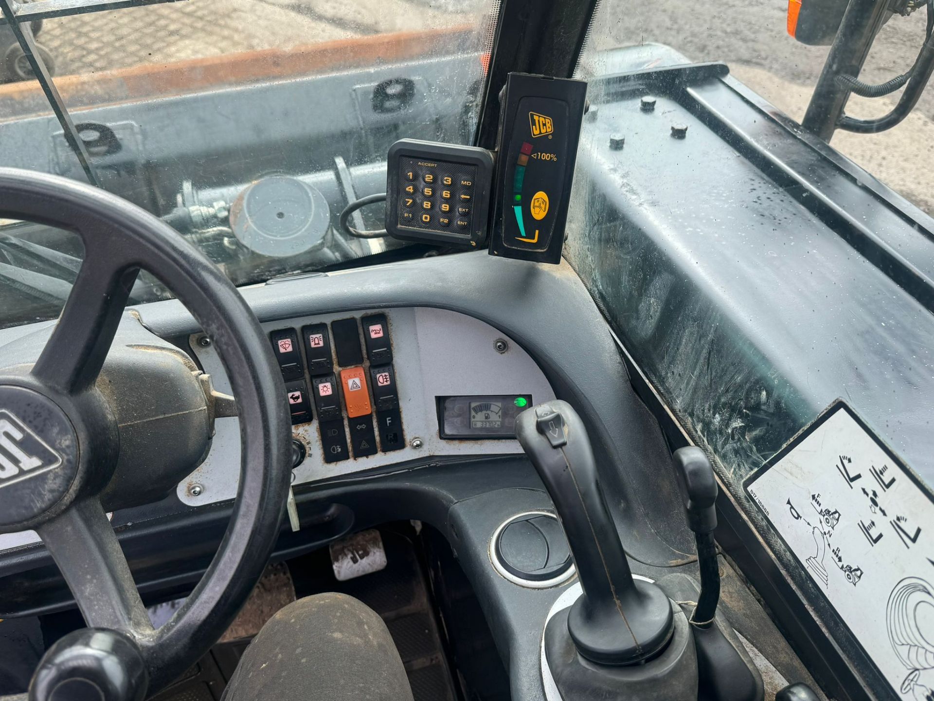 JCB 520-50 2 TON DIESEL TELESCOPIC TELEHANDLER BUCKET AND FORKS *PLUS VAT* - Image 27 of 27