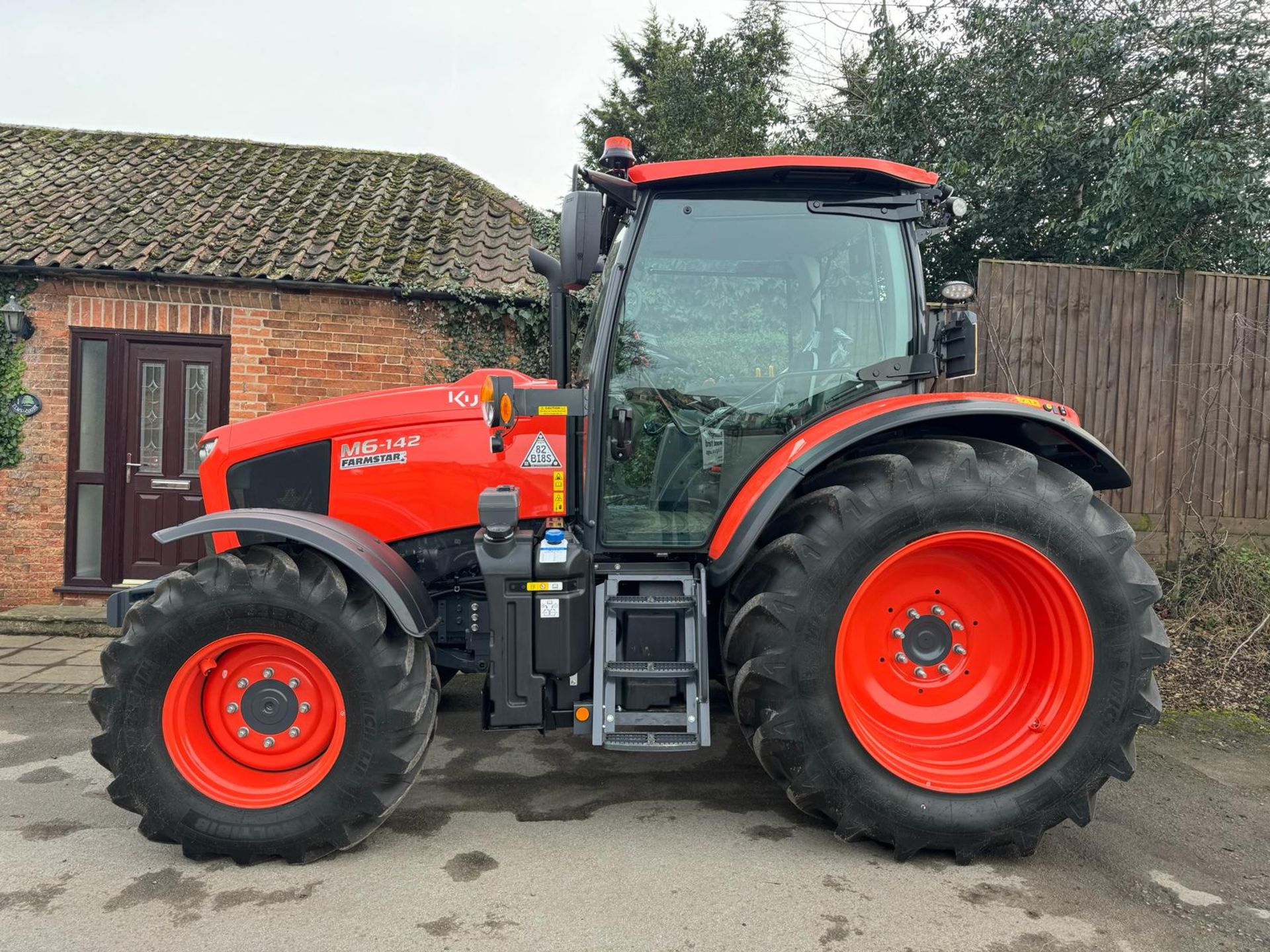 Kubota M6-142, Year 2023 – 73 reg, Only 14 hours on the clock *PLUS VAT* - Image 2 of 9