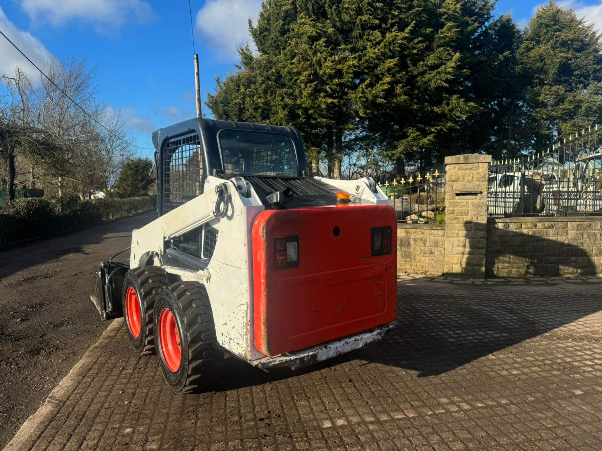 2015 BOBCAT S450 WHEELED SKIDSTEER LOADER WITH 65 INCH 4 IN 1 BUCKET *PLUS VAT* - Image 8 of 14