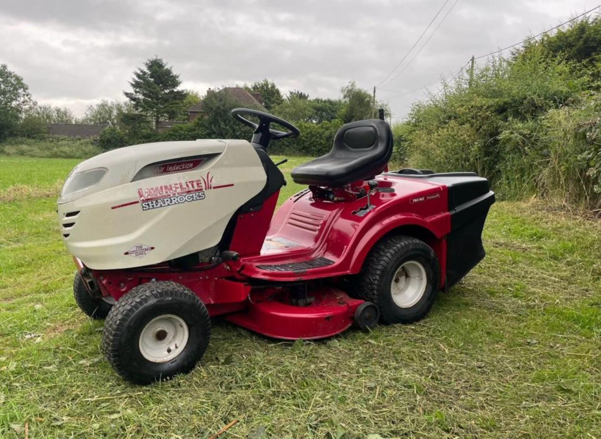LAWNFLITE 703GLT RIDE ON MOWER WITH REAR COLLECTOR *PLUS VAT* - Image 5 of 8