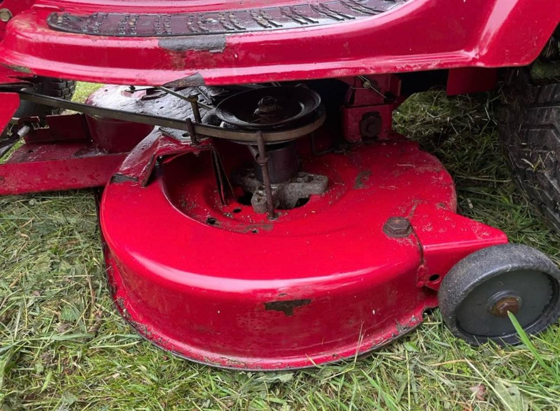 LAWNFLITE 703GLT RIDE ON MOWER WITH REAR COLLECTOR *PLUS VAT* - Image 7 of 8