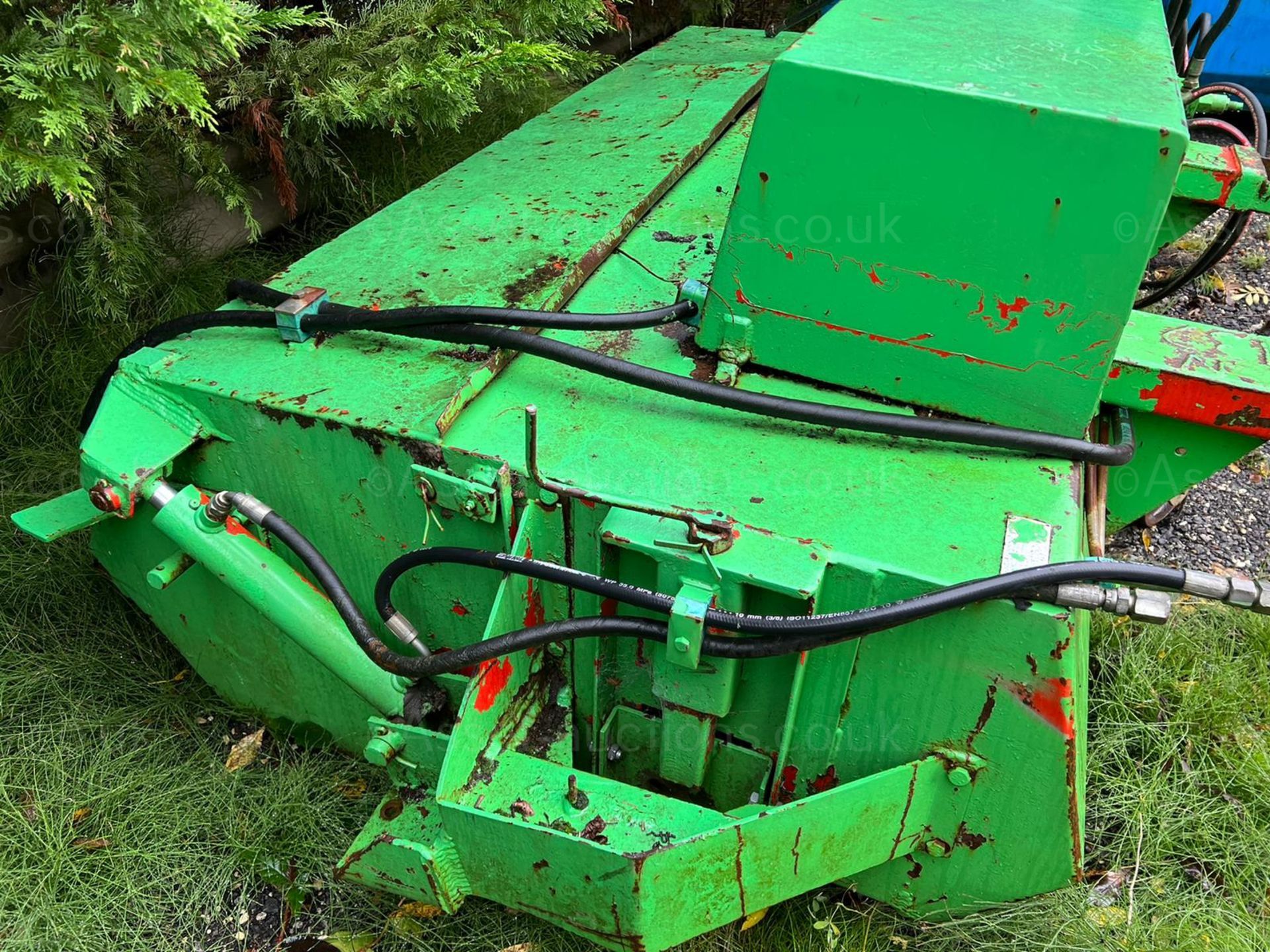 GREEN NATTA SWEEPER BUCKET, SUITABLE FOR PALLET FORKS, HYDRAULIC DRIVE *PLUS VAT* - Image 3 of 6
