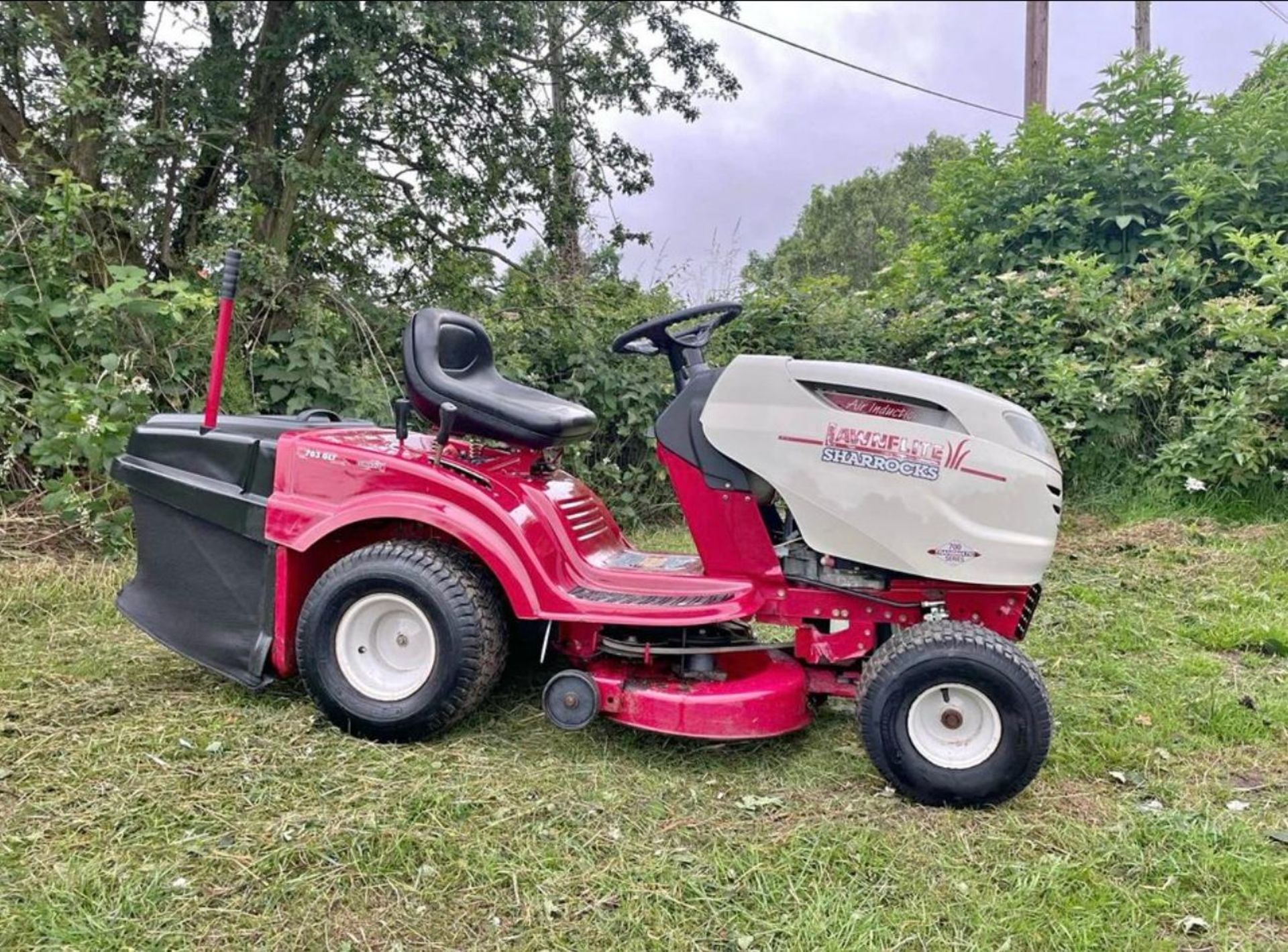 LAWNFLITE 703GLT RIDE ON MOWER WITH REAR COLLECTOR *PLUS VAT* - Image 2 of 8