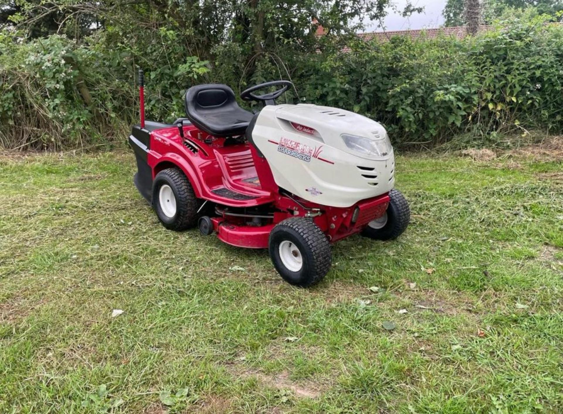 LAWNFLITE 703GLT RIDE ON MOWER WITH REAR COLLECTOR *PLUS VAT* - Image 2 of 8