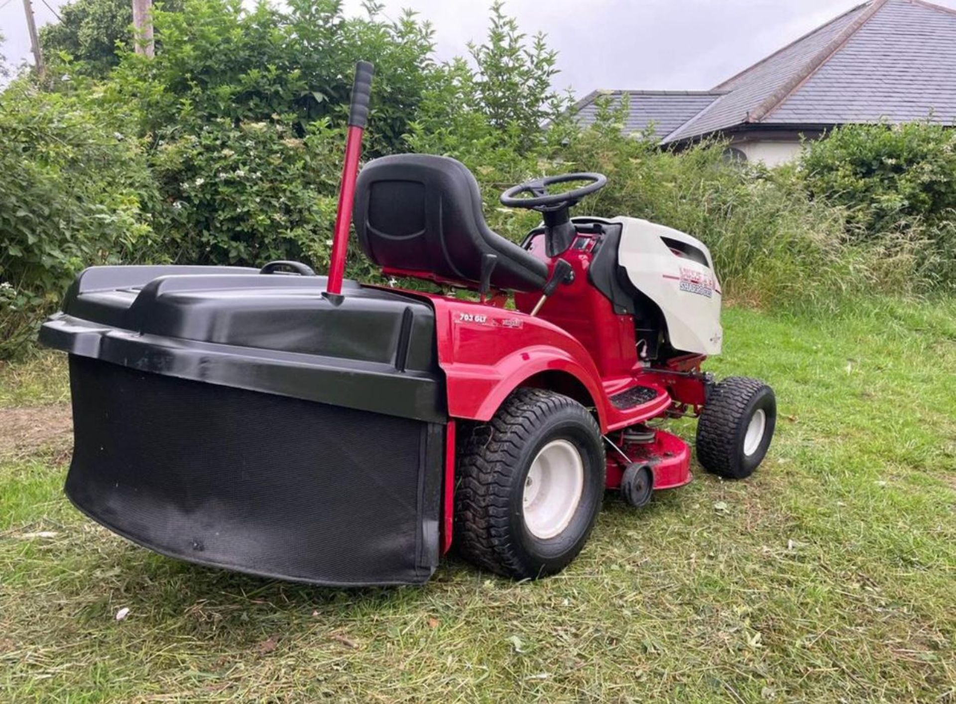 LAWNFLITE 703GLT RIDE ON MOWER WITH REAR COLLECTOR *PLUS VAT* - Image 5 of 8