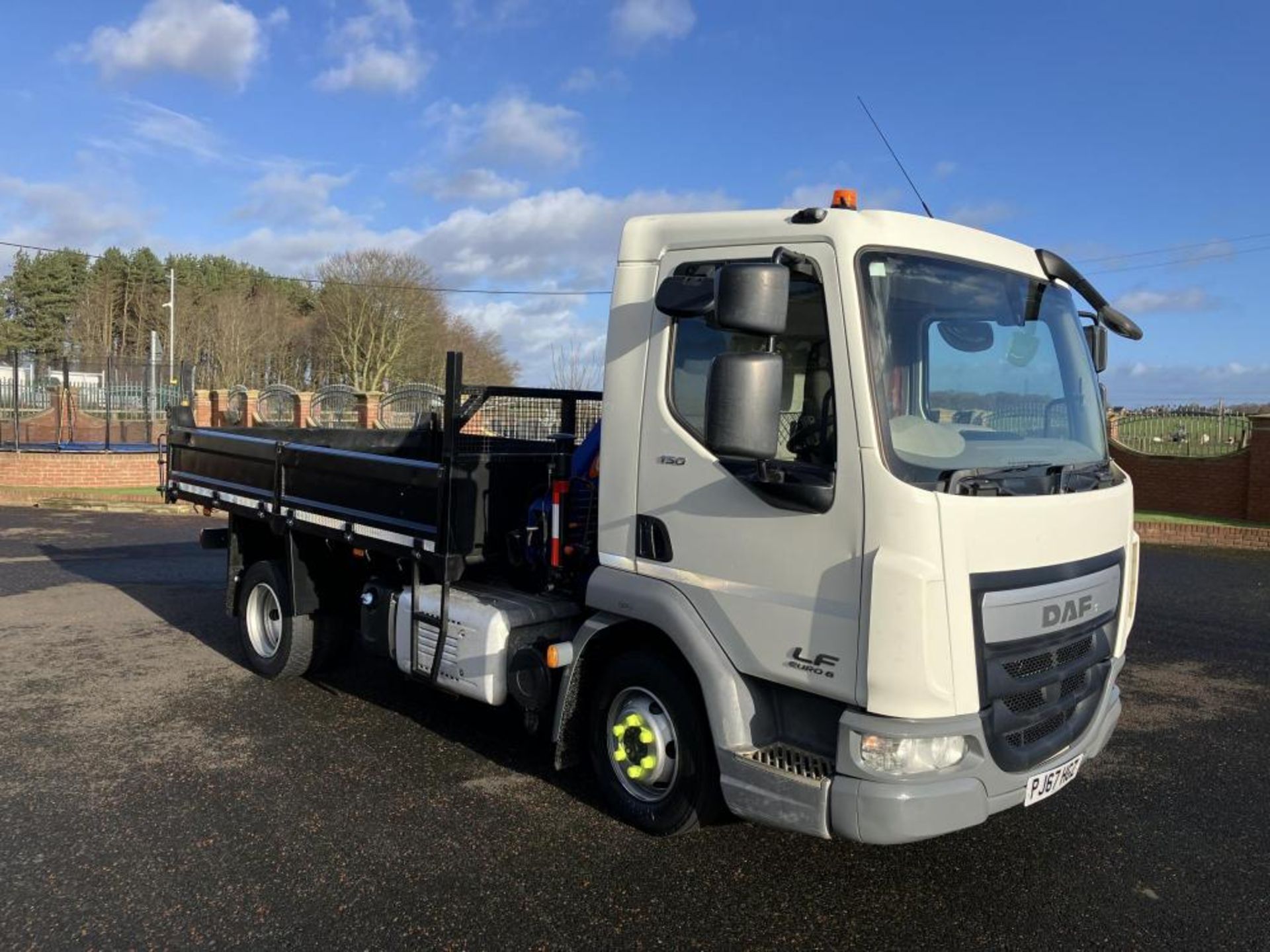 2017 DAF TRUCKS LF 7.5 TONNE TIPPER WITH PM 4.5 CRANE EURO 6 UNDERARM TIPPER *PLUS VAT*