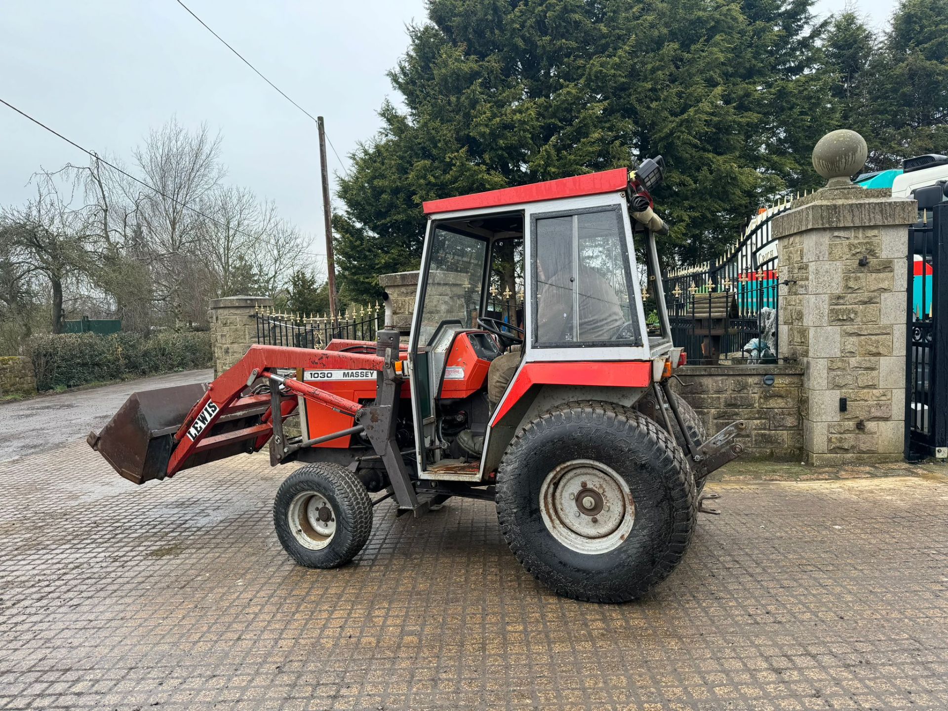 MASSEY FERGUSON 1030 26HP 4WD COMPACT TRACTOR WITH LEWIS LOADER AND BUCKET *PLUS VAT* - Image 5 of 13