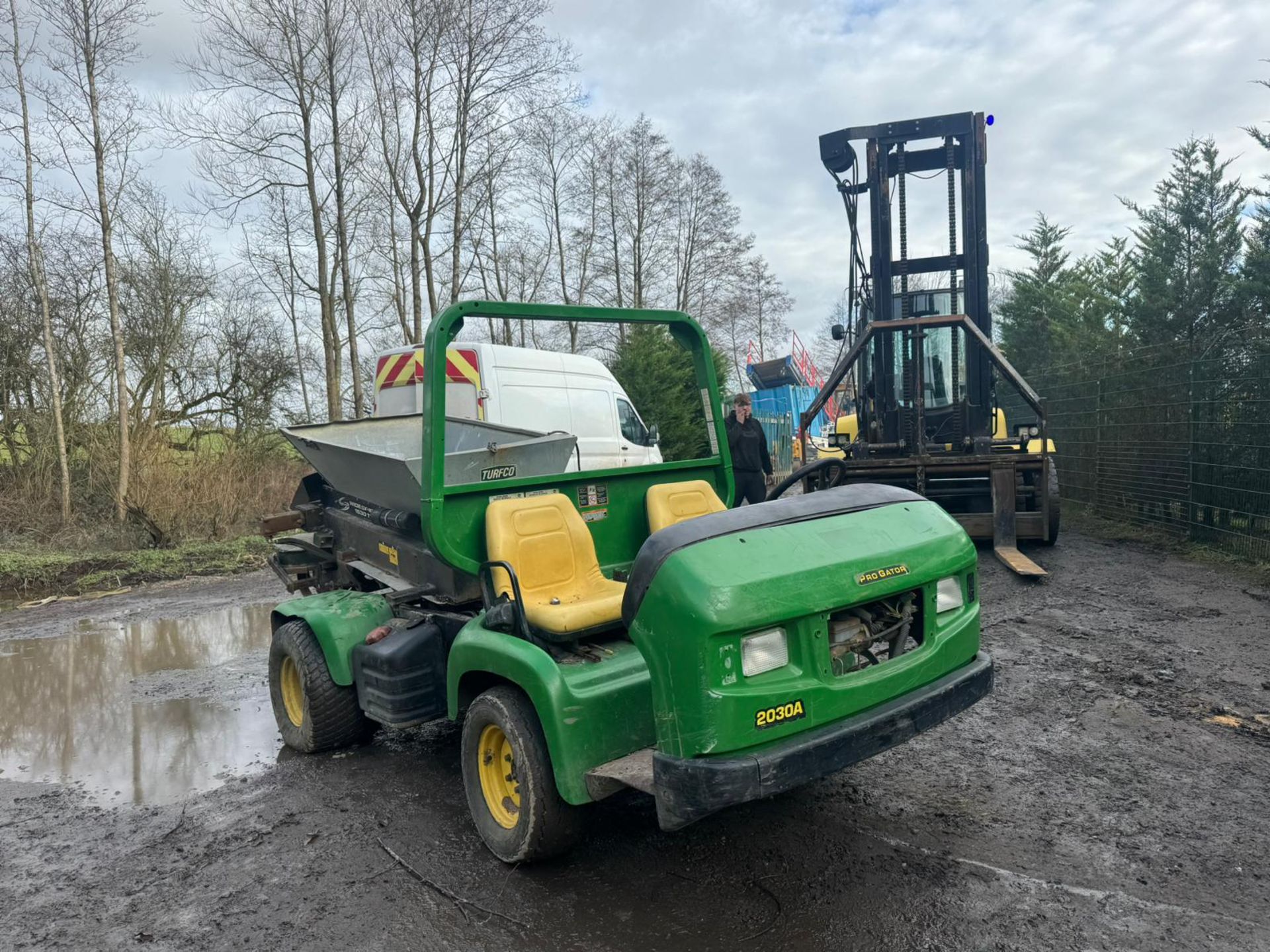 JOHN DEERE PRO GATOR WITH TOP DRESSER *PLUS VAT* - Bild 2 aus 8