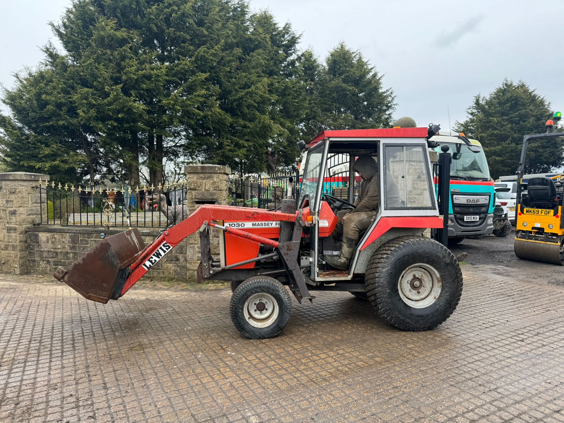 MASSEY FERGUSON 1030 26HP 4WD COMPACT TRACTOR WITH LEWIS LOADER AND BUCKET *PLUS VAT* - Bild 3 aus 13