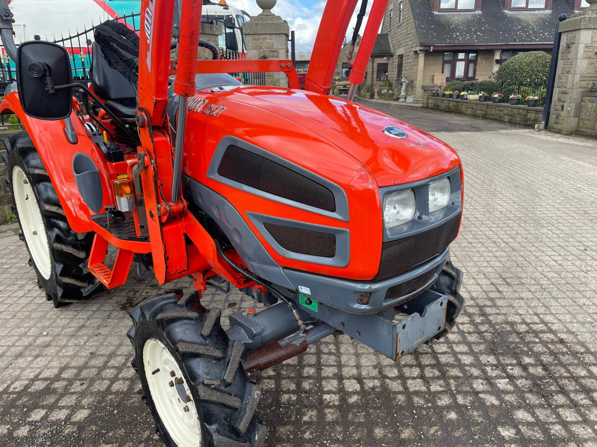 60 REG KIOTI CX27 27HP 4WD COMPACT TRACTOR WITH KIOTI KL130 FRONT LOADER AND PALLET FORKS *PLUS VAT* - Image 5 of 19