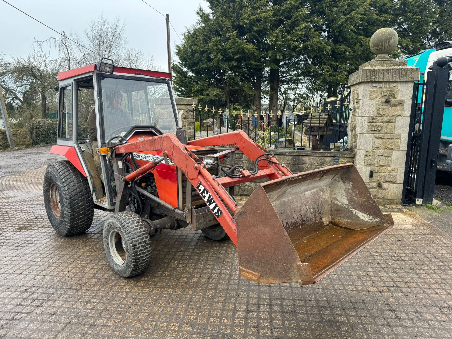 MASSEY FERGUSON 1030 26HP 4WD COMPACT TRACTOR WITH LEWIS LOADER AND BUCKET *PLUS VAT* - Image 2 of 13