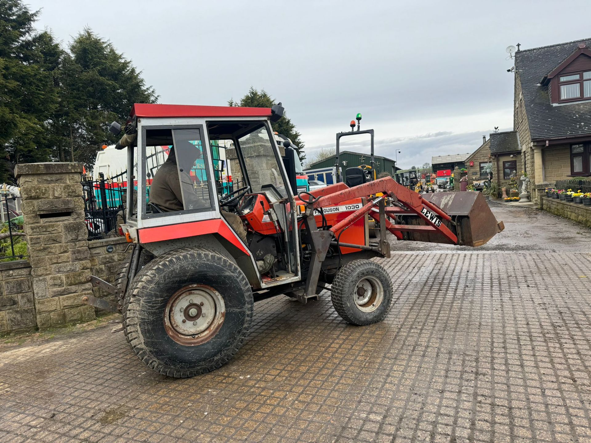 MASSEY FERGUSON 1030 26HP 4WD COMPACT TRACTOR WITH LEWIS LOADER AND BUCKET *PLUS VAT* - Image 9 of 13