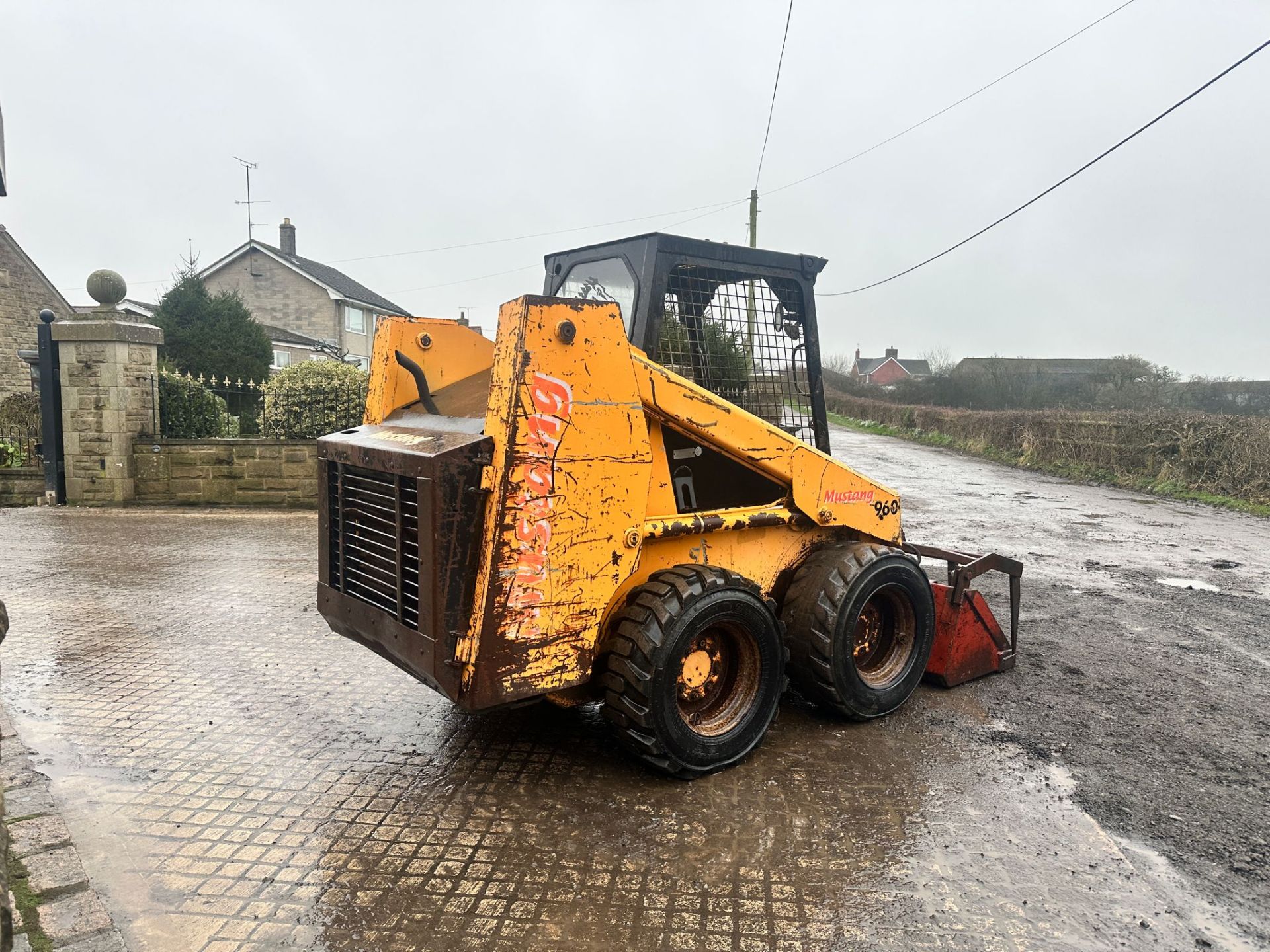 MUSTANG 960 WHEELED SKIDSTEER LOADER WITH MUCK GRAB *PLUS VAT* - Image 8 of 13