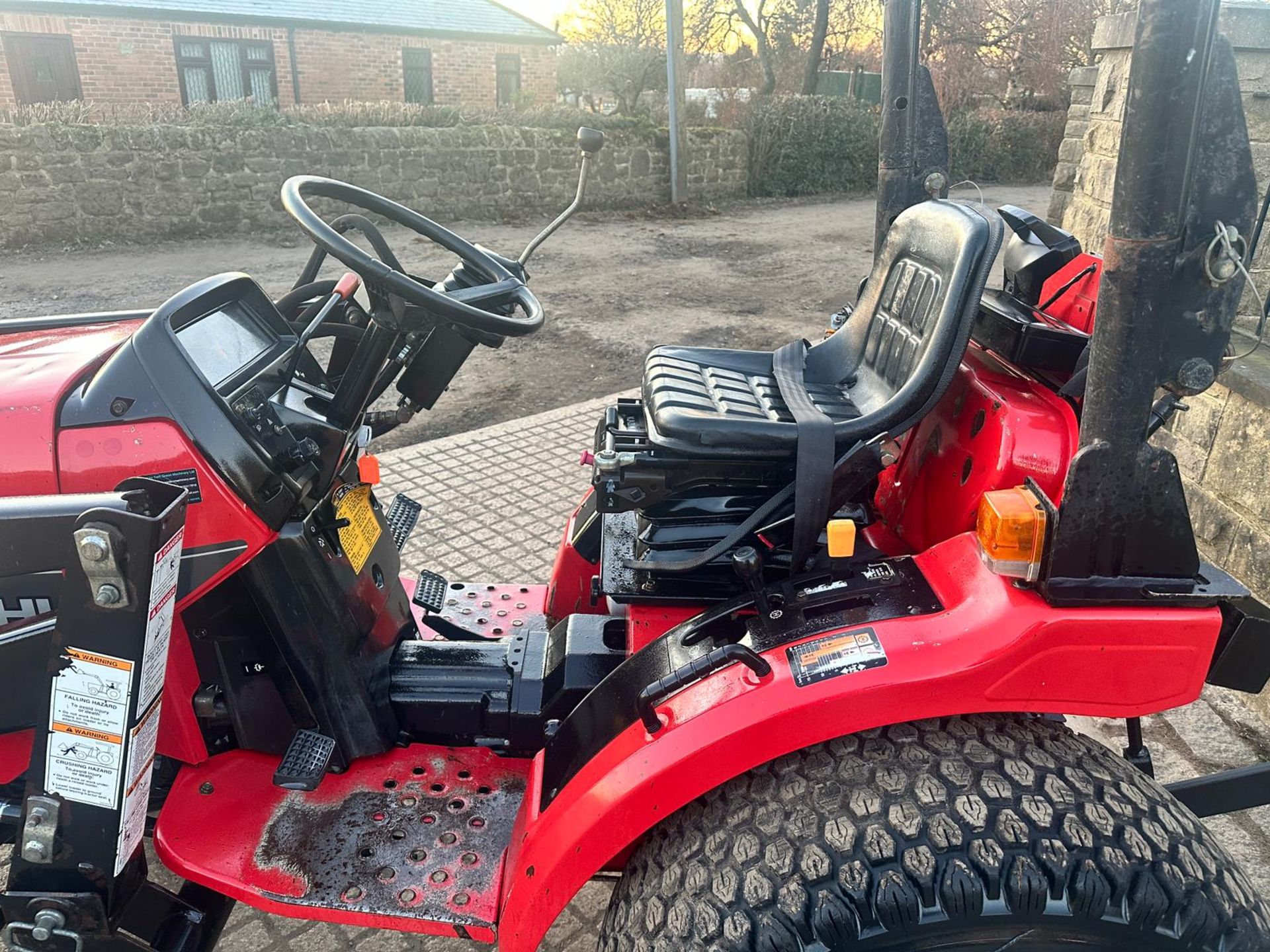 MITSUBISHI MT200HD 20HP 4WD COMPACT TRACTOR WITH FRONT LOADER AND BUCKET *PLUS VAT* - Image 12 of 19