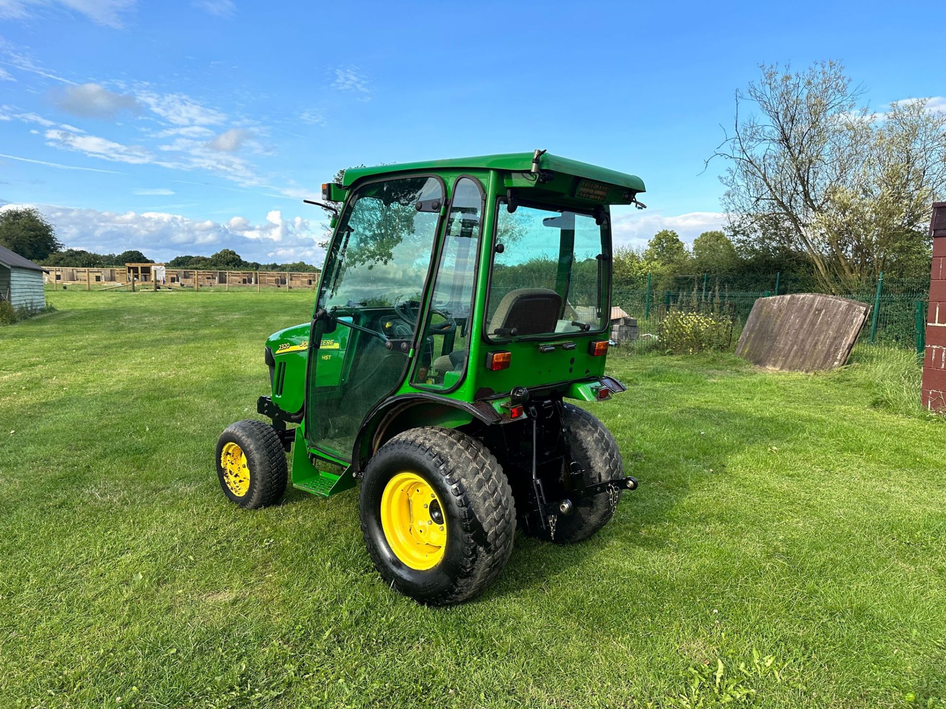 JOHN DEERE 2320 23HP 4WD COMPACT TRACTOR *PLUS VAT* - Image 3 of 17