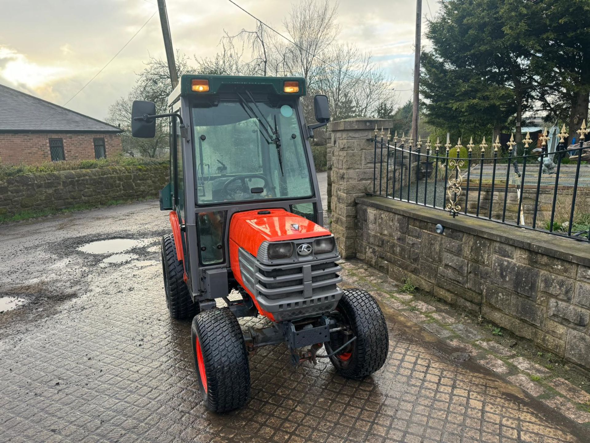 KUBOTA B2400 COMPACT TRACTOR *PLUS VAT* - Image 2 of 12