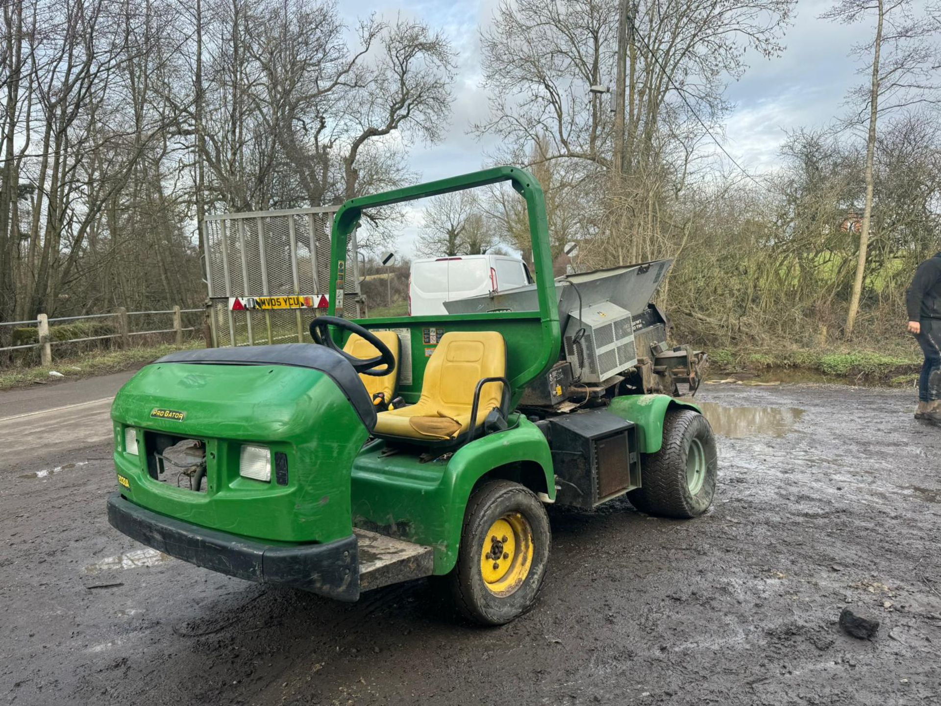 JOHN DEERE PRO GATOR WITH TOP DRESSER *PLUS VAT* - Bild 4 aus 8