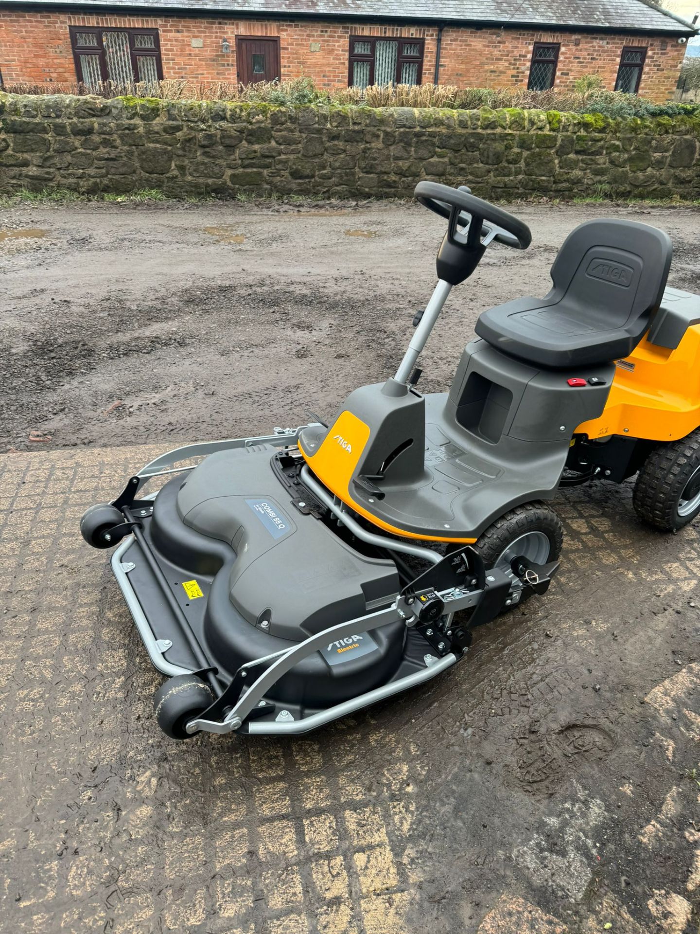 NEW/UNUSED STIGA ESSENTIAL PARK 300 RIDE ON LAWN MOWER *PLUS VAT* - Bild 8 aus 18