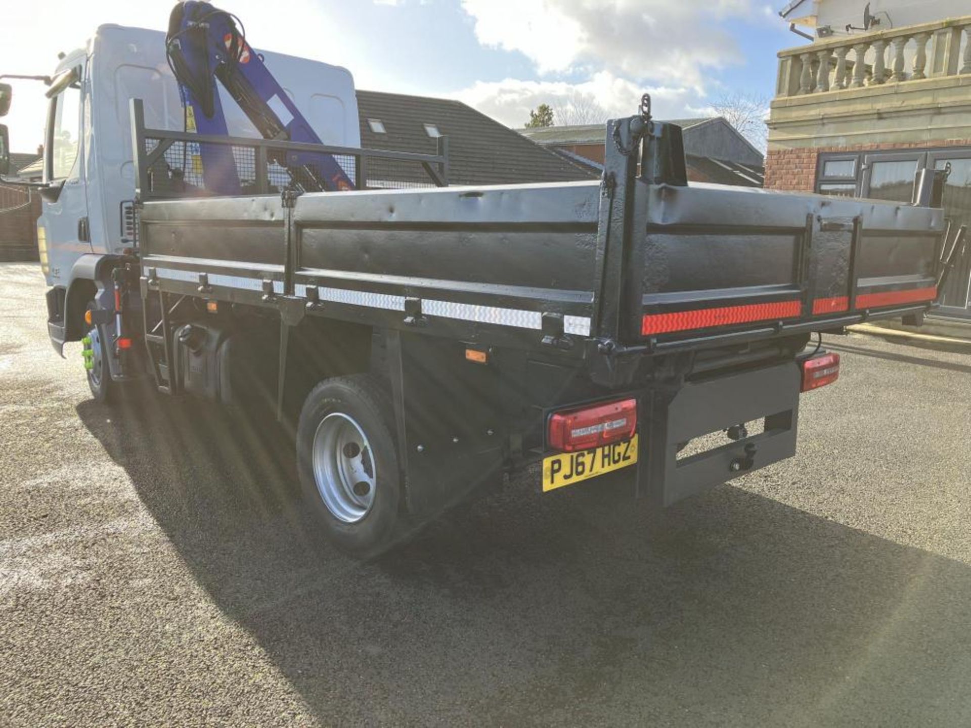 2017 DAF TRUCKS LF 7.5 TONNE TIPPER WITH PM 4.5 CRANE EURO 6 UNDERARM TIPPER *PLUS VAT* - Image 7 of 29