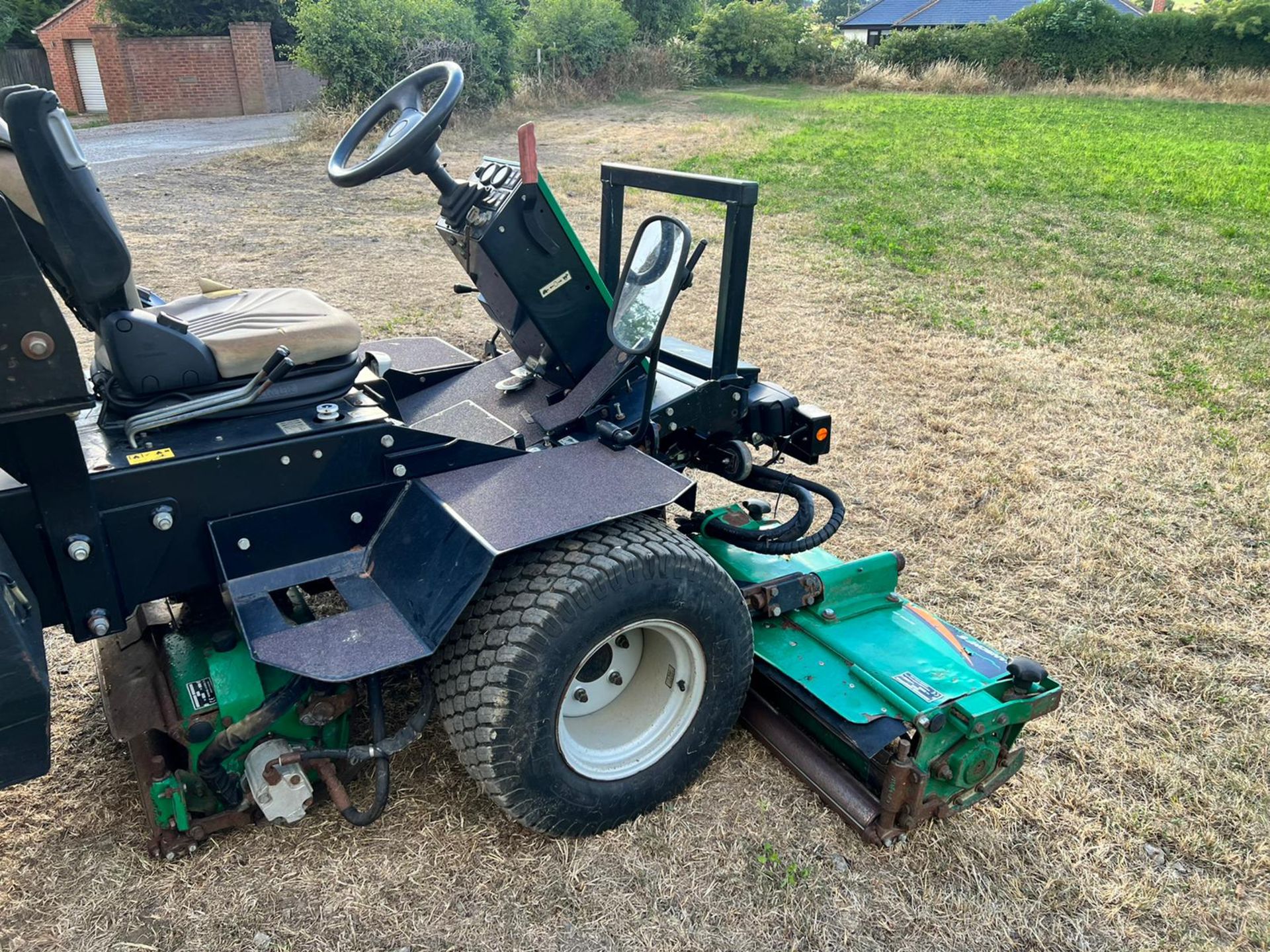 Ransomes Parkway 2250 Plus 3 Gang Cylinder Mower - 2010 Road Registered *PLUS VAT* - Image 4 of 10