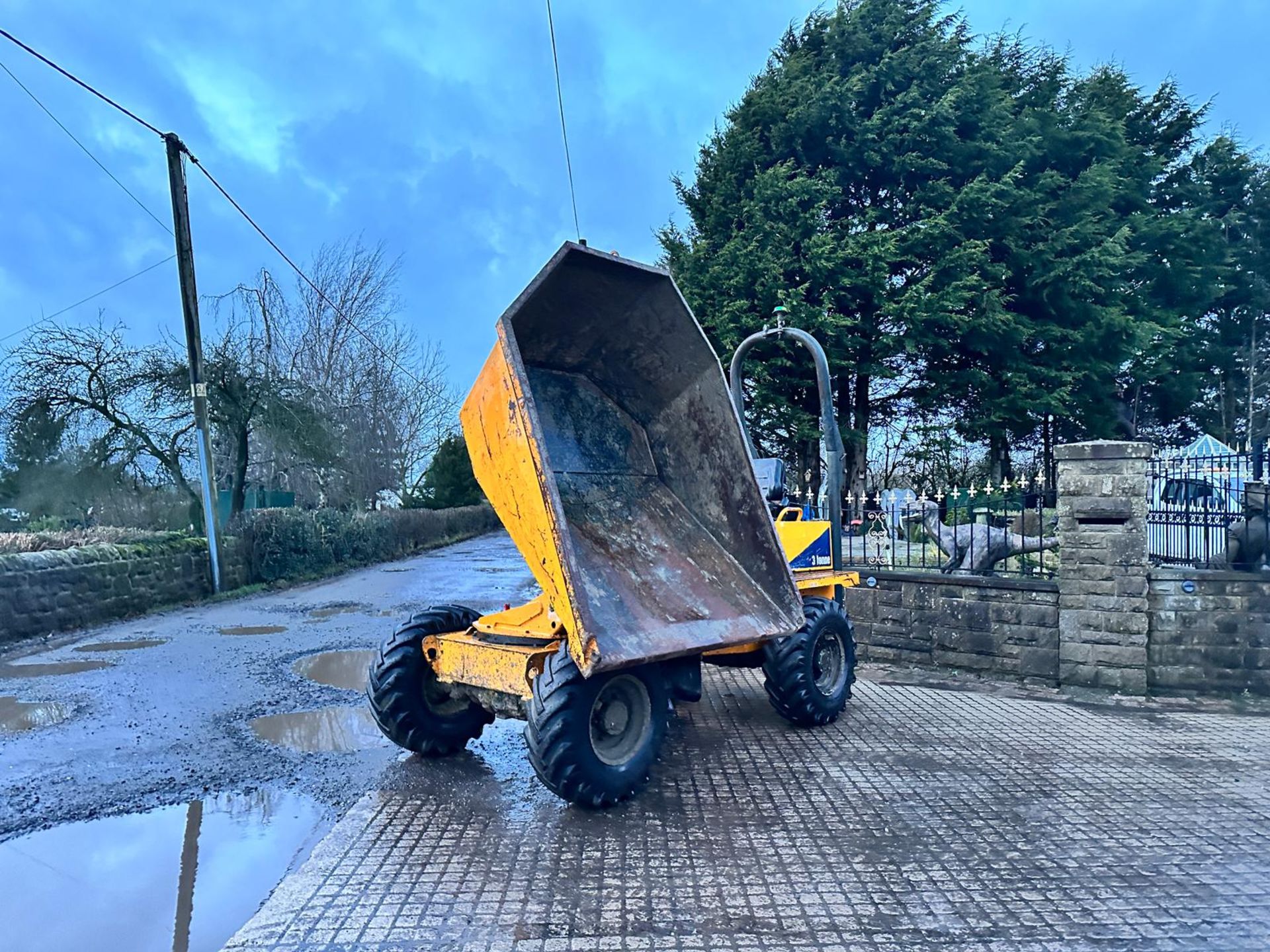 2010 THWAITES 3 TON SWIVEL SKIP DUMPER *PLUS VAT* - Image 6 of 16