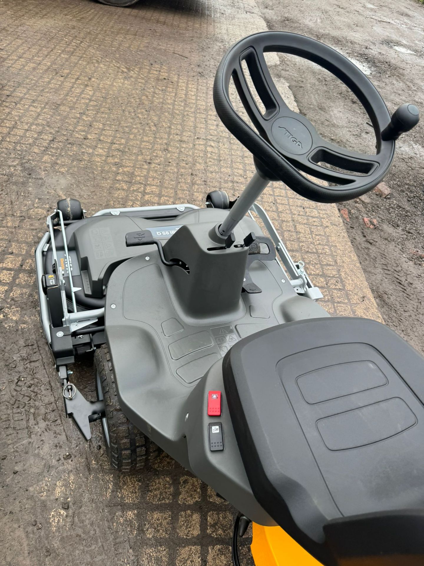 NEW/UNUSED STIGA ESSENTIAL PARK 300 RIDE ON LAWN MOWER *PLUS VAT* - Bild 17 aus 18