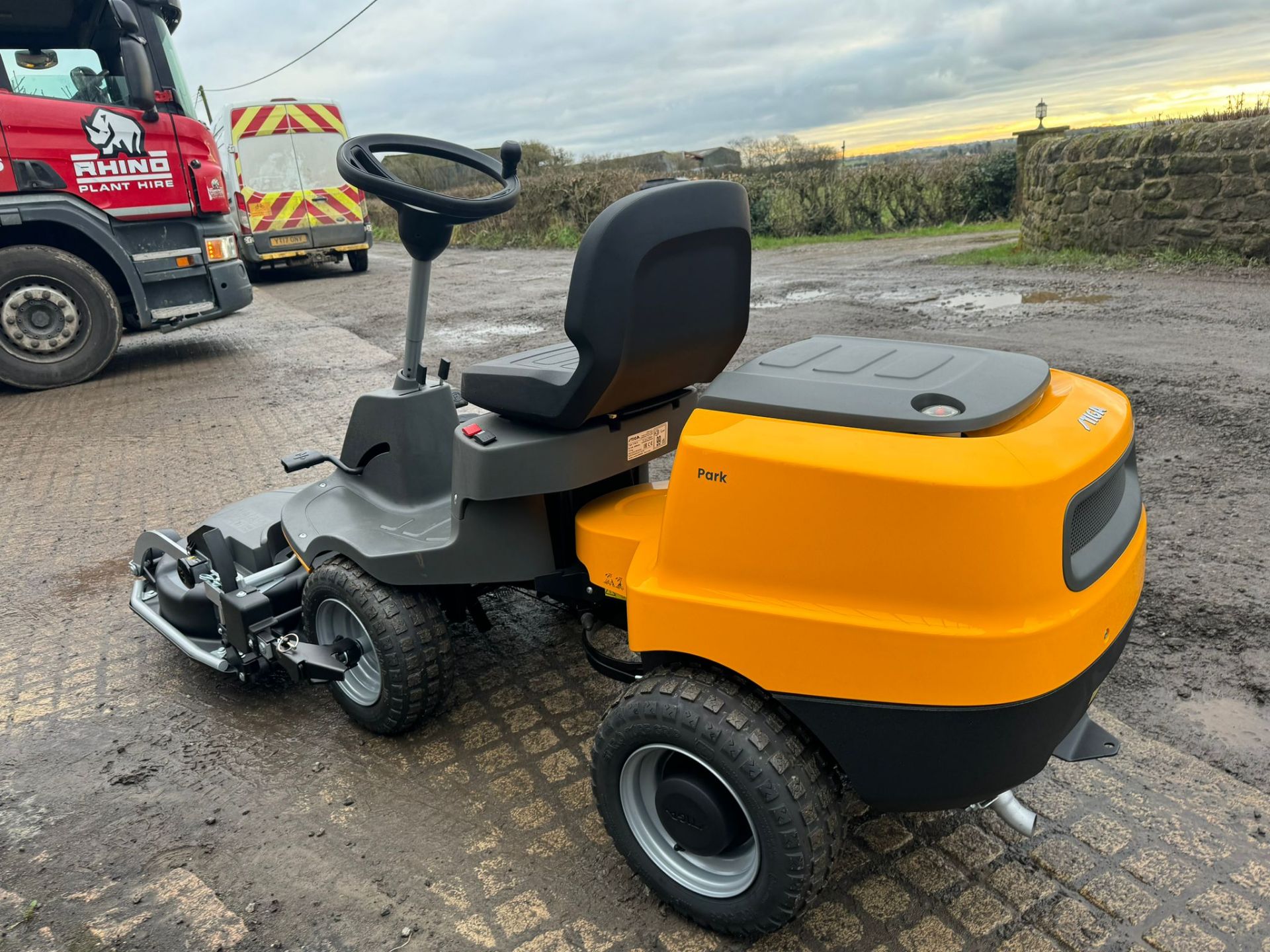 NEW/UNUSED STIGA ESSENTIAL PARK 300 RIDE ON LAWN MOWER *PLUS VAT* - Image 10 of 18