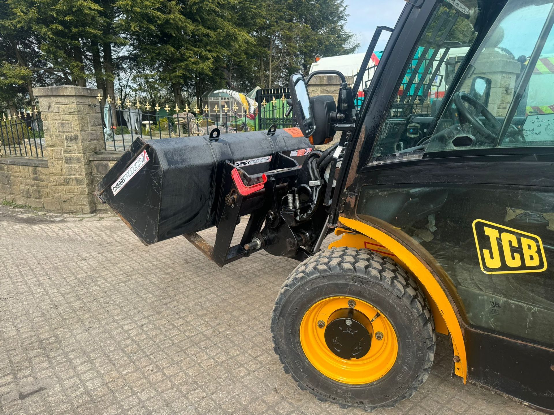 JCB 520-50 2 TON DIESEL TELESCOPIC TELEHANDLER BUCKET AND FORKS *PLUS VAT* - Image 6 of 27