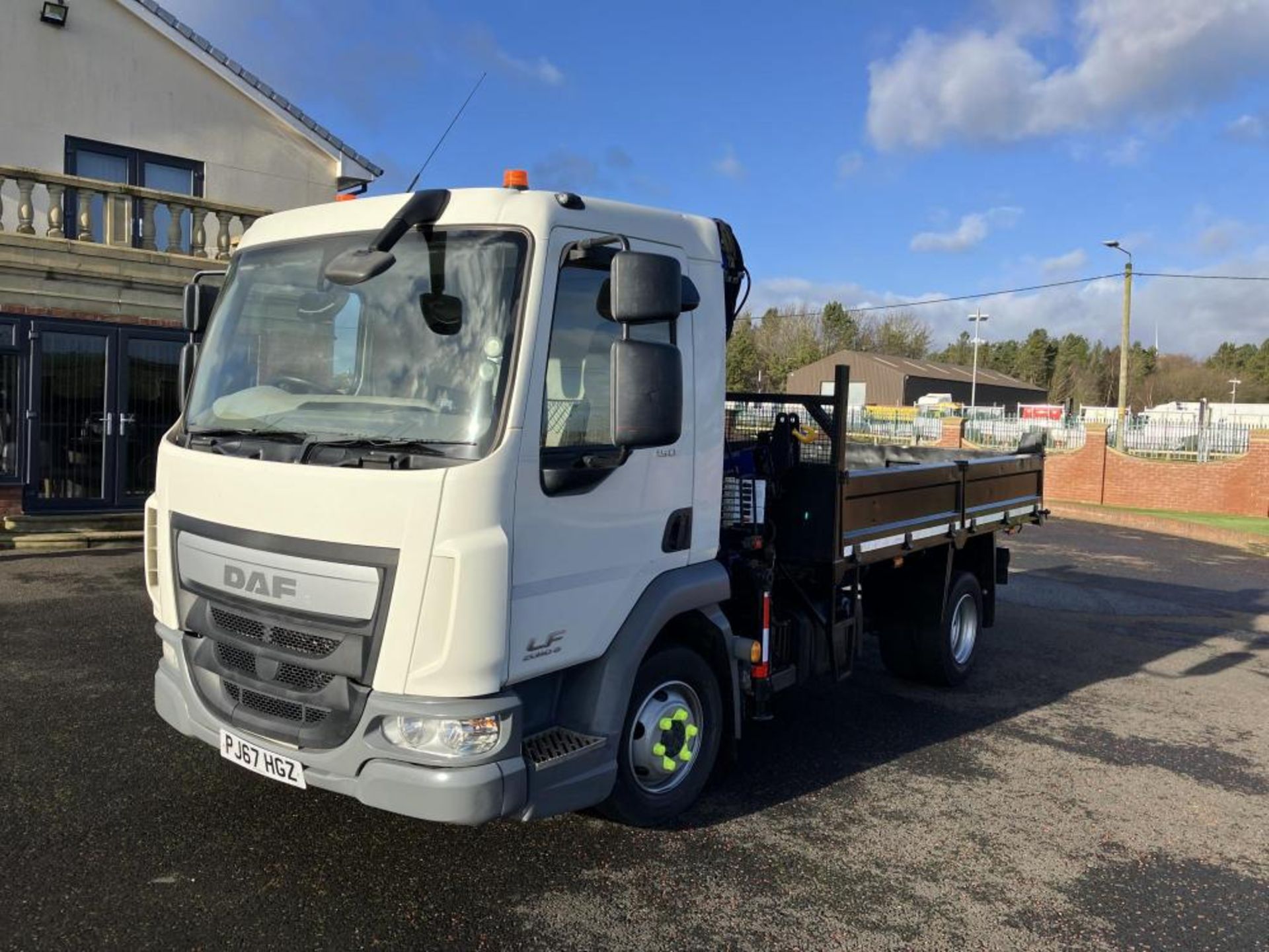 2017 DAF TRUCKS LF 7.5 TONNE TIPPER WITH PM 4.5 CRANE EURO 6 UNDERARM TIPPER *PLUS VAT* - Image 2 of 29