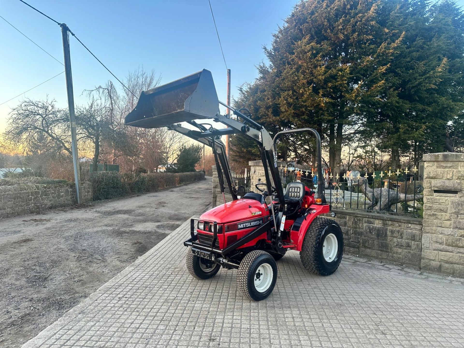 MITSUBISHI MT200HD 20HP 4WD COMPACT TRACTOR WITH FRONT LOADER AND BUCKET *PLUS VAT* - Image 3 of 19