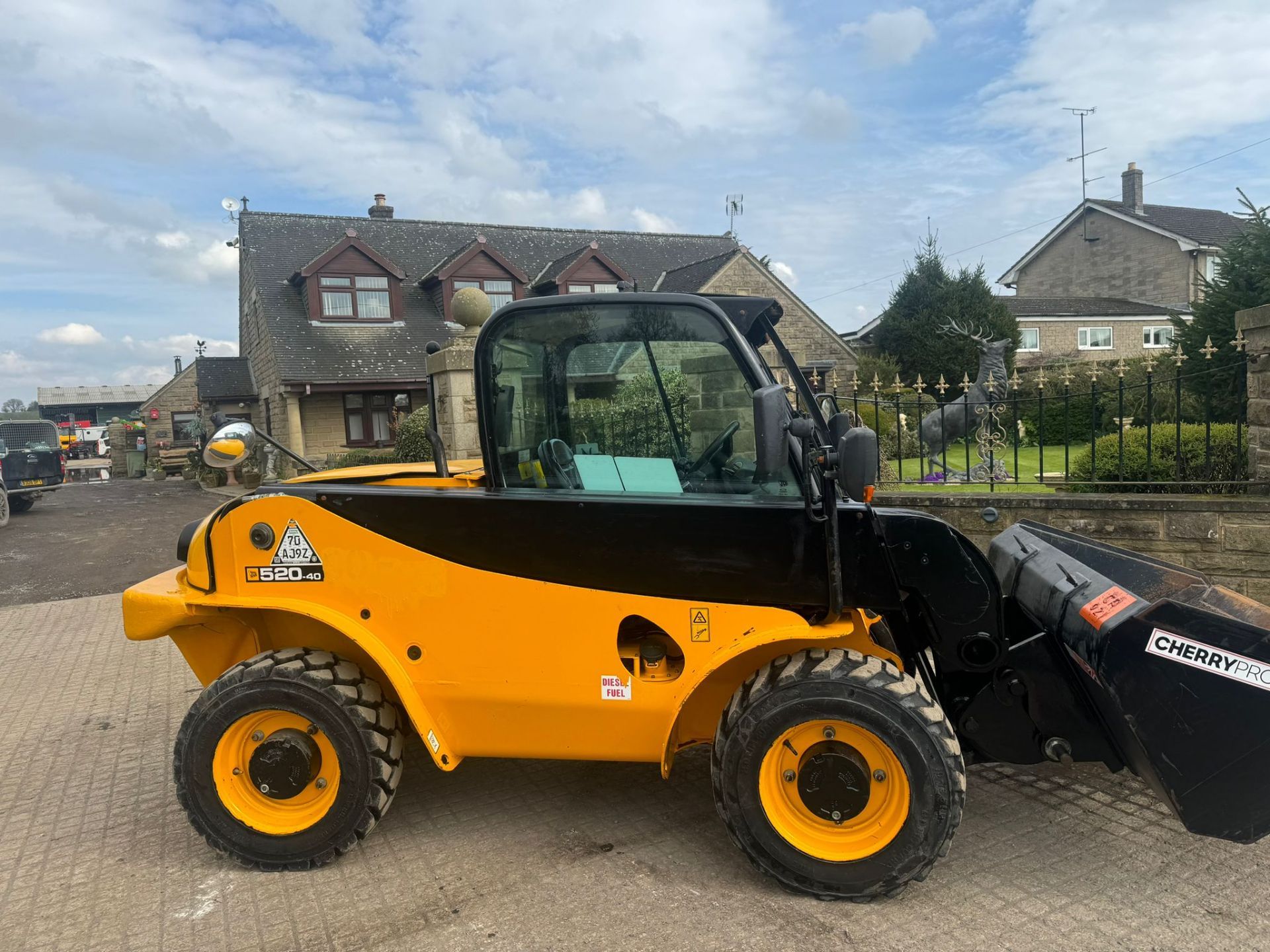 JCB 520-50 2 TON DIESEL TELESCOPIC TELEHANDLER BUCKET AND FORKS *PLUS VAT* - Image 11 of 27