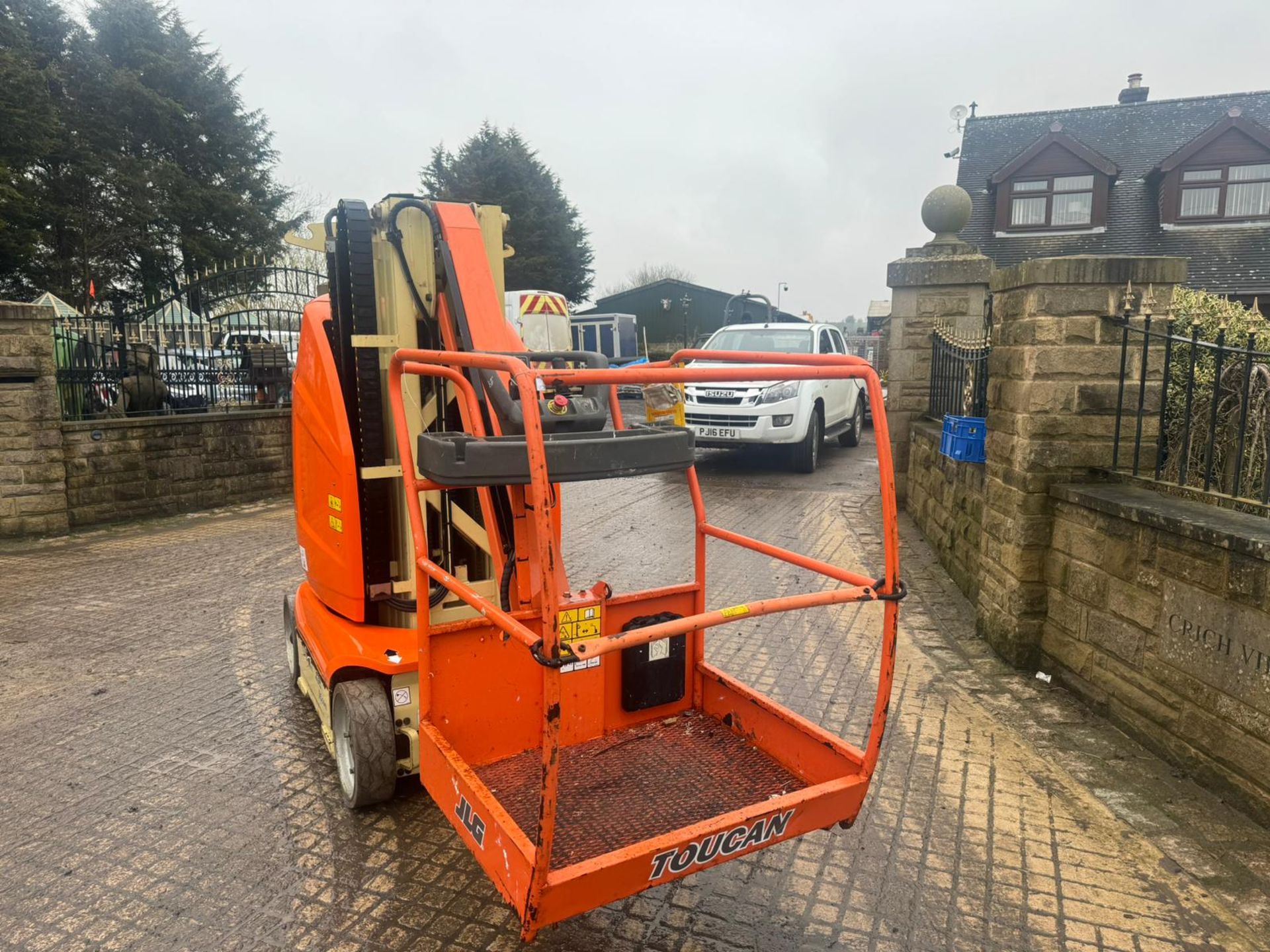 2013 JLG TOUCAN 10E ELECTRIC VERTICAL MAST BOOM LIFT *PLUS VAT* - Image 13 of 19