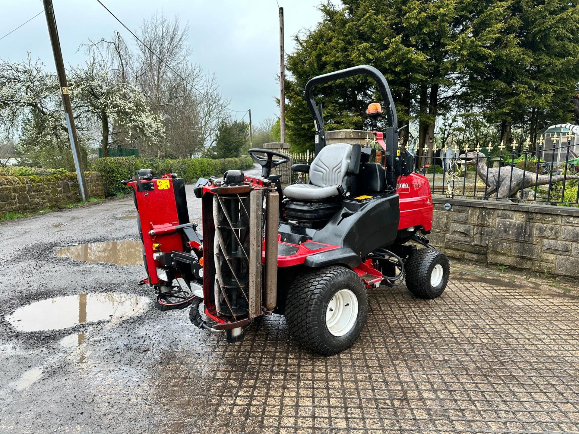 2015 TORO LT3340 4WD 3 GANG RIDE ON CYLINDER MOWER *PLUS VAT* - Image 4 of 16