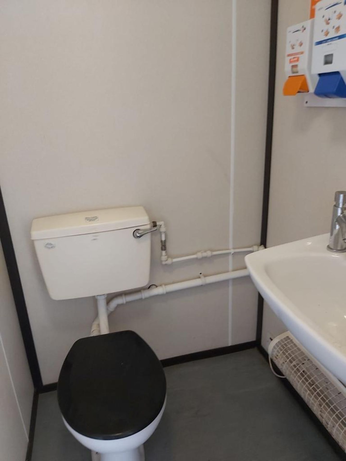 Self contained powered Kitchen Cabin with Toilet, Sink, Generator Water Storage 24x10 - Bild 10 aus 30