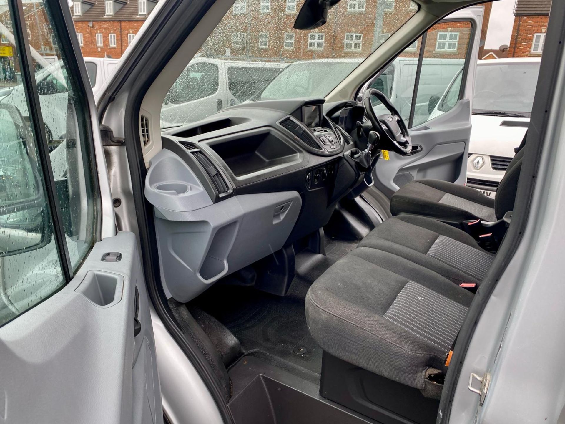 2018 FORD TRANSIT 350 SILVER PANEL VAN - WINDOW FITTER - GLASS RAIL VAN *NO VAT* - Image 20 of 21