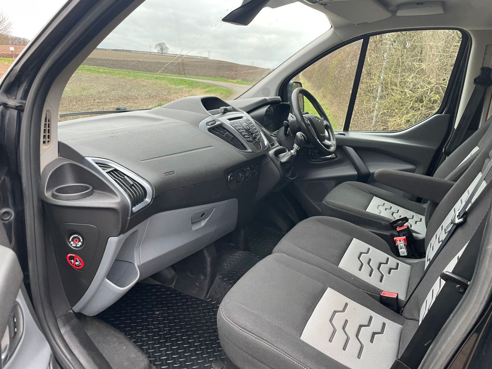 2015 FORD TRANSIT CUSTOM 270 LIMITED ECO-TECH 2.2 DIESEL BLACK PANEL VAN, SHOWING 1 FORMER KEEPER - Image 10 of 13