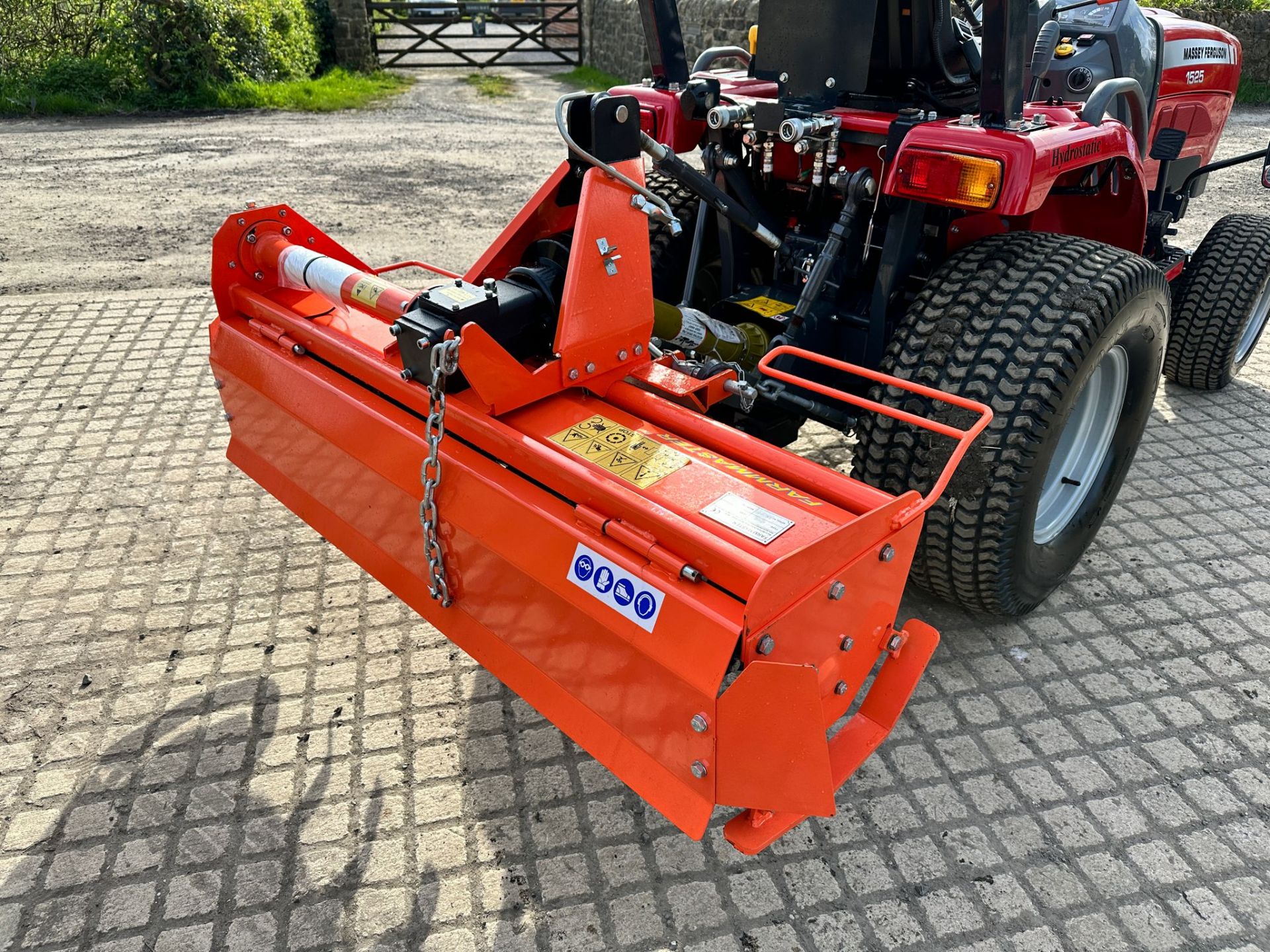 MASSEY FERGUSON 1525 25HP 4WD COMPACT TRACTOR WITH FARM MASTER RT135 1.35 METRE ROTAVATOR *PLUS VAT* - Image 13 of 15