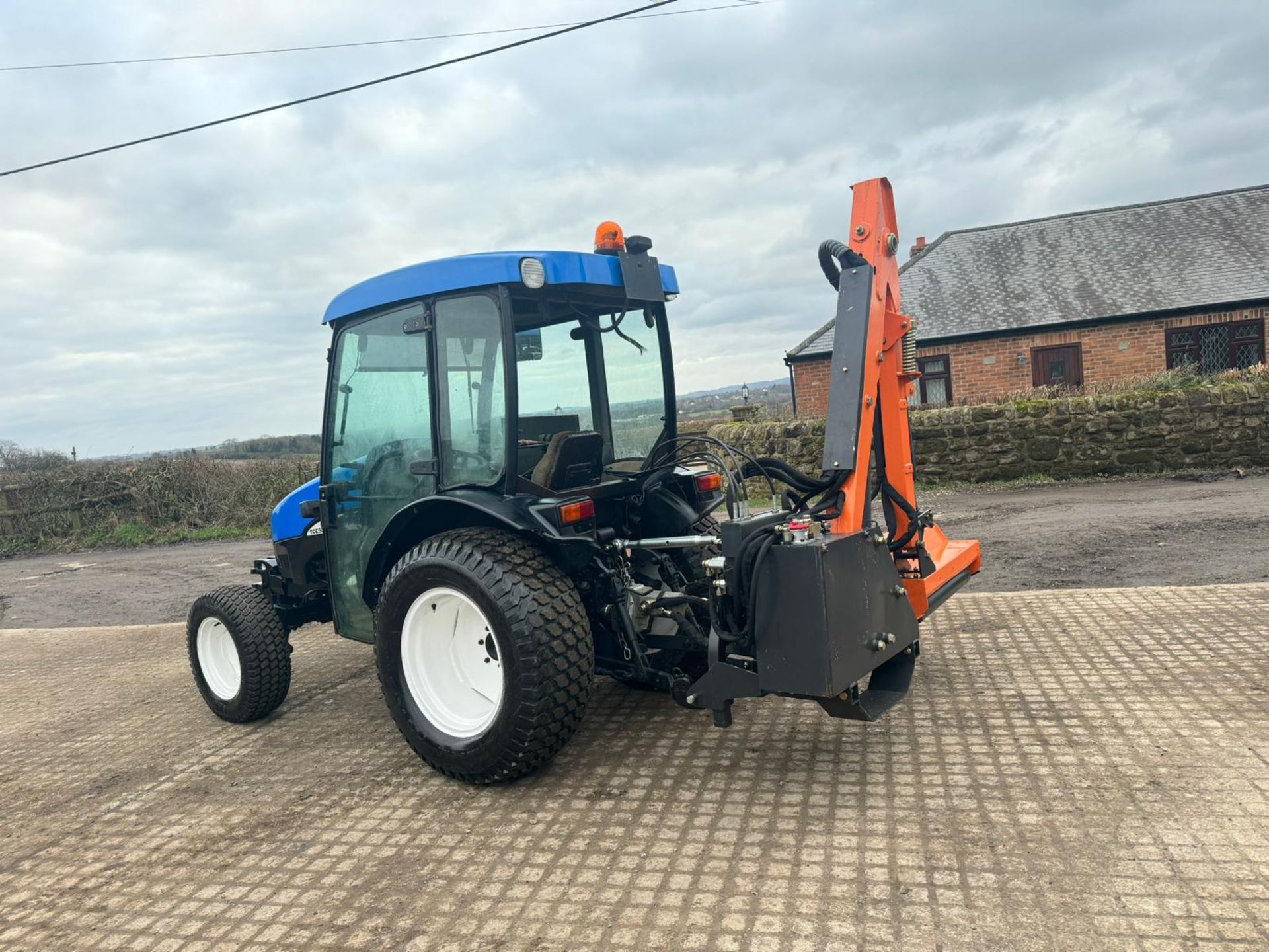 NEW HOLLAND TCE50 COMPACT TRACTOR WITH HEDGE CUTTER 50 HP TRACTOR *PLUS VAT* - Image 9 of 26