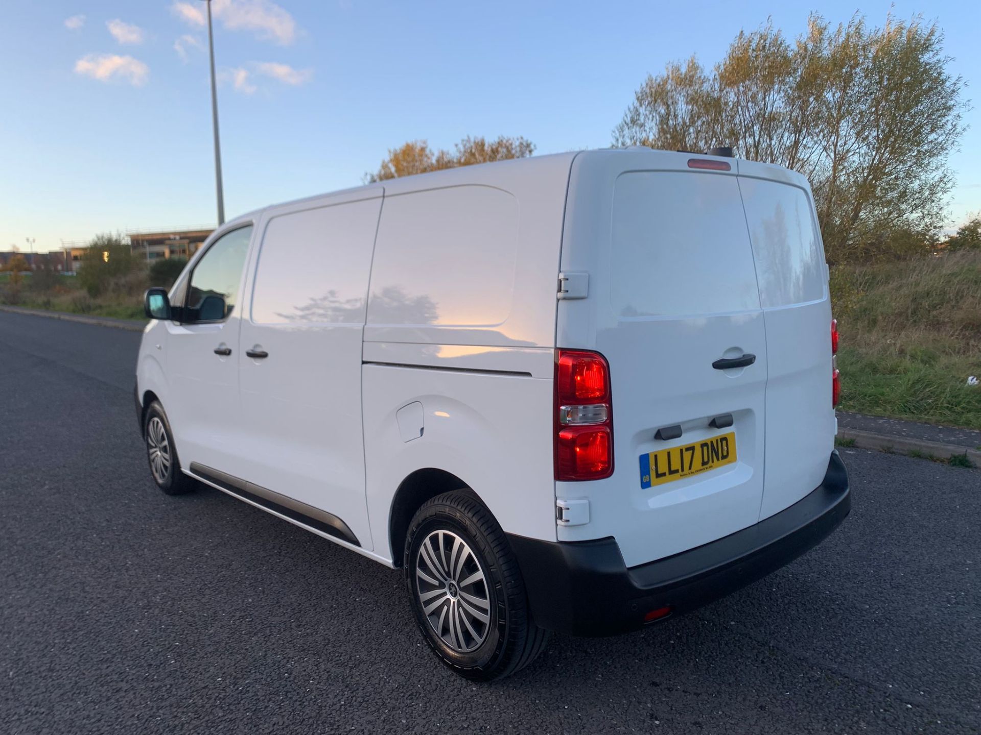 2017 PEUGEOT EXPERT PRO STANDARD BLUE HDI WHITE PANEL VAN *NO VAT* - Image 7 of 41