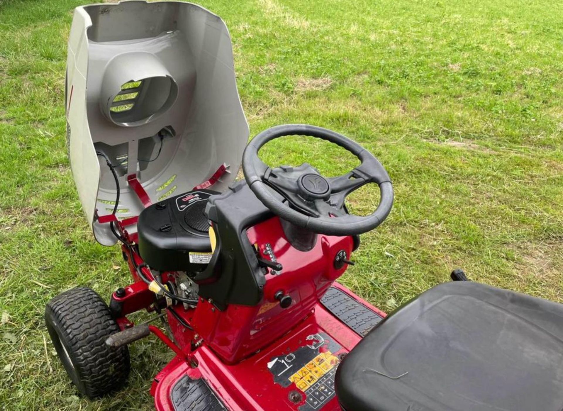 LAWNFLITE 703GLT RIDE ON MOWER WITH REAR COLLECTOR *PLUS VAT* - Image 6 of 8
