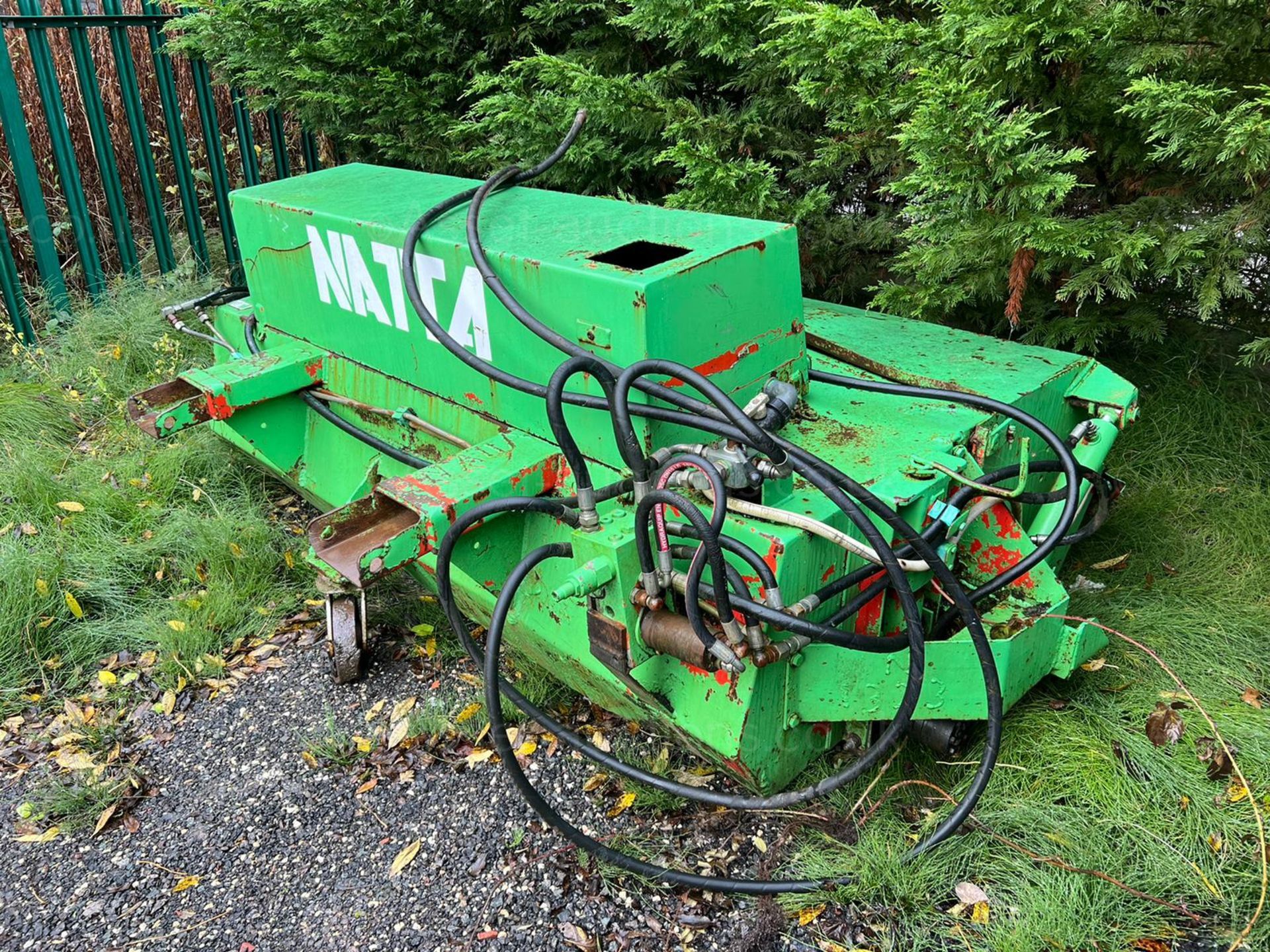 GREEN NATTA SWEEPER BUCKET, SUITABLE FOR PALLET FORKS, HYDRAULIC DRIVE *PLUS VAT* - Image 2 of 6