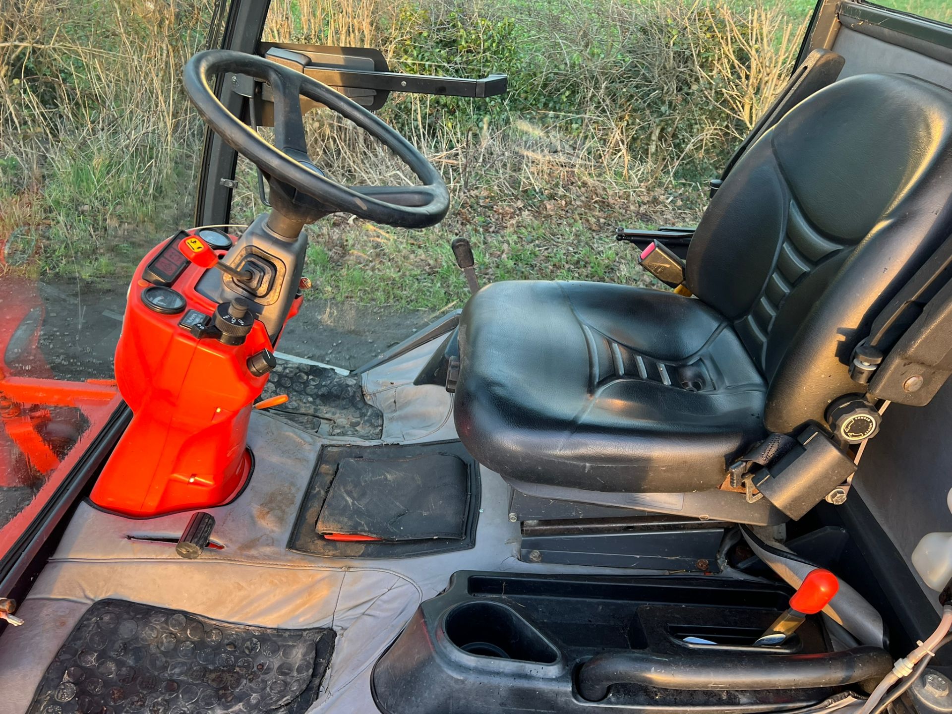 KUBOTA F2880 OUT FRONT RIDE ON LAWN MOWER WITH CAB - Bild 10 aus 11