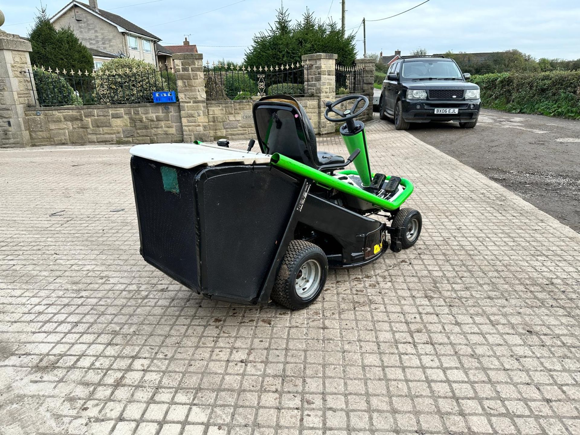 ETESIA MKHP HYDRO 80 RIDE ON MOWER WITH REAR COLLECTOR *NO VAT* - Image 4 of 12