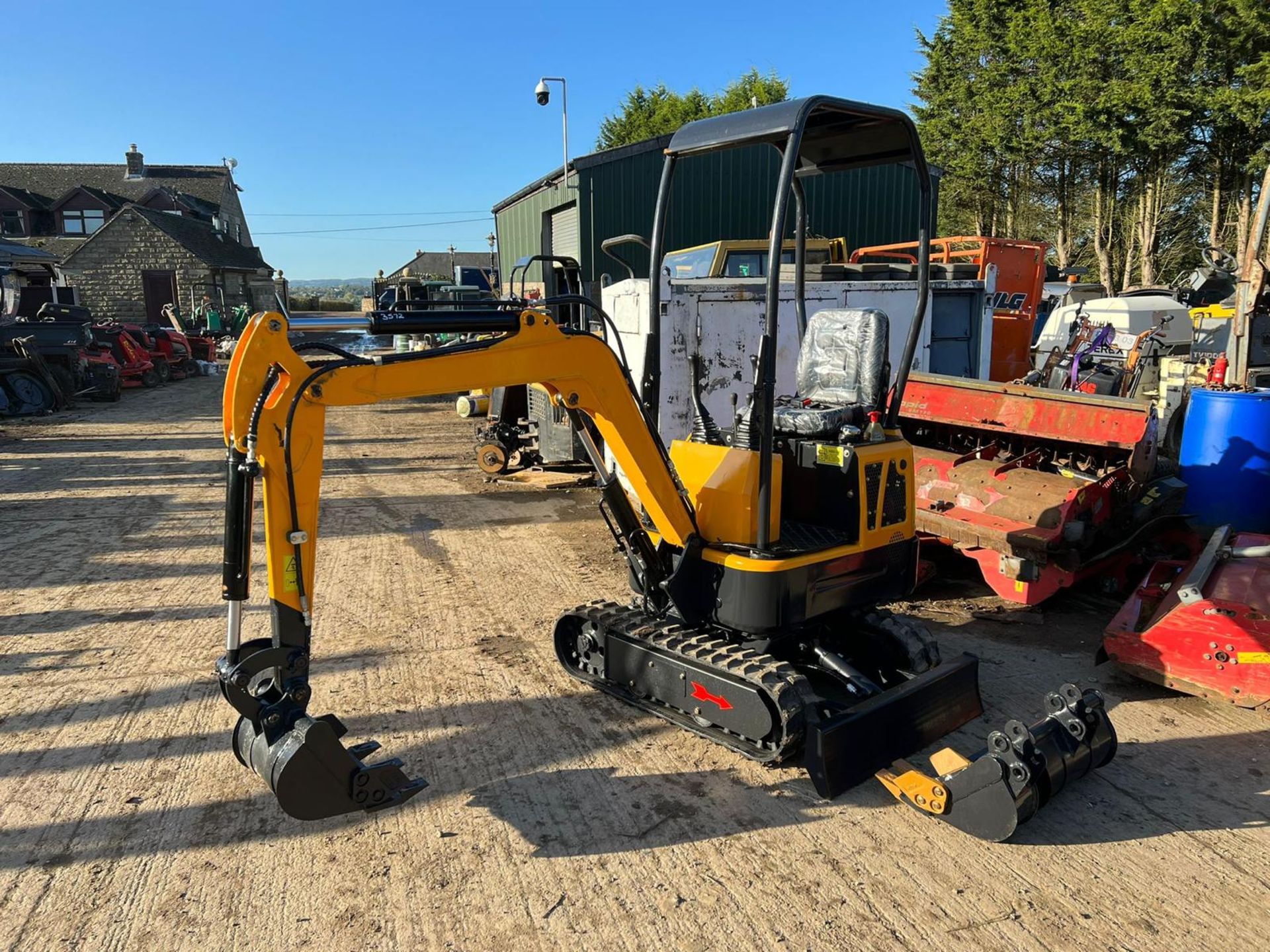 UNUSED LM10 YELLOW AND BLACK 1 TON MINI DIGGER, RUNS DRIVES AND DIGS, 3 BUCKETS *PLUS VAT* - Image 7 of 14