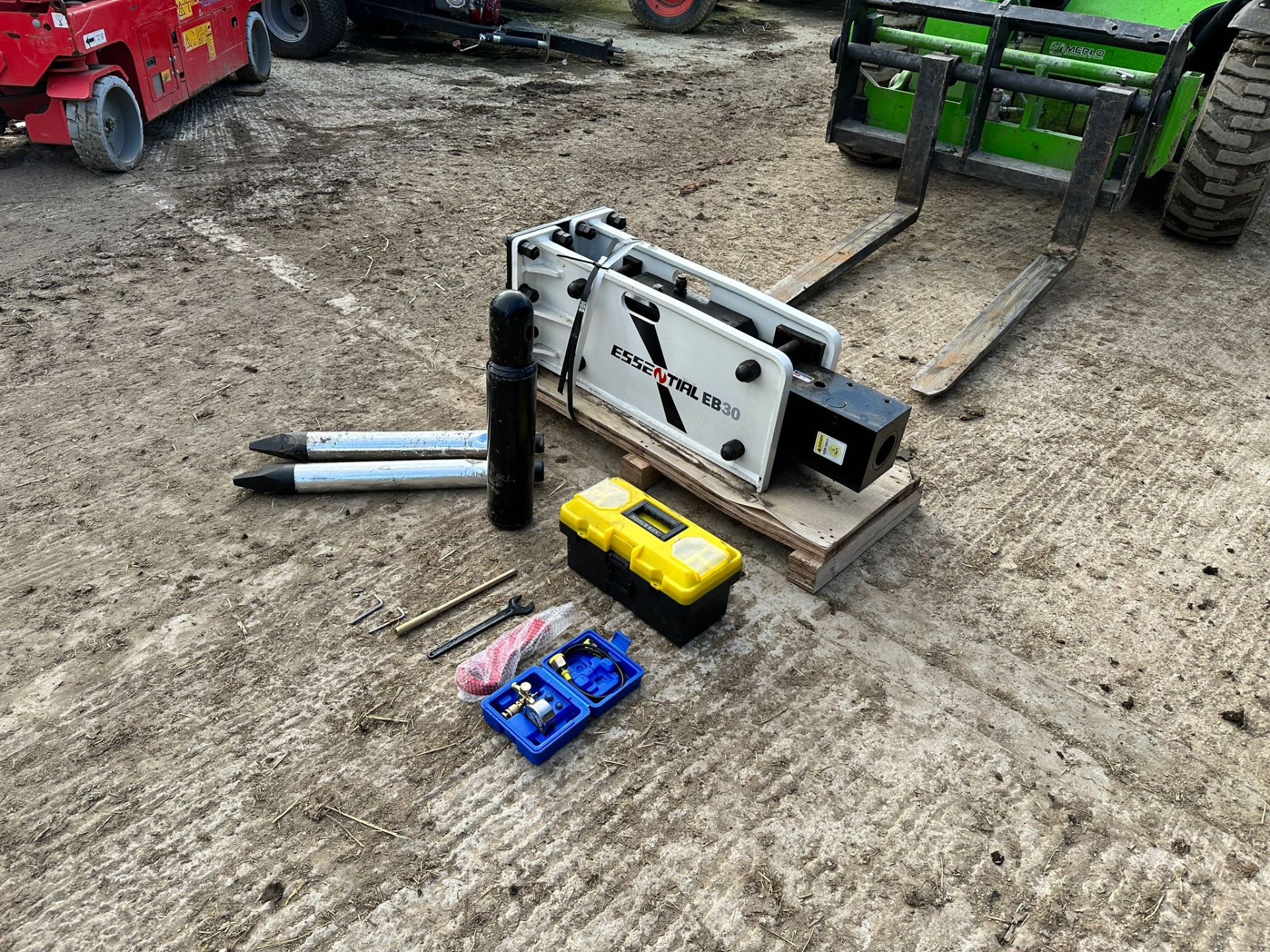 NEW/UNUSED ESSENTIAL EB30 HYDRAULIC ROCK BREAKER *PLUS VAT* - Image 10 of 11