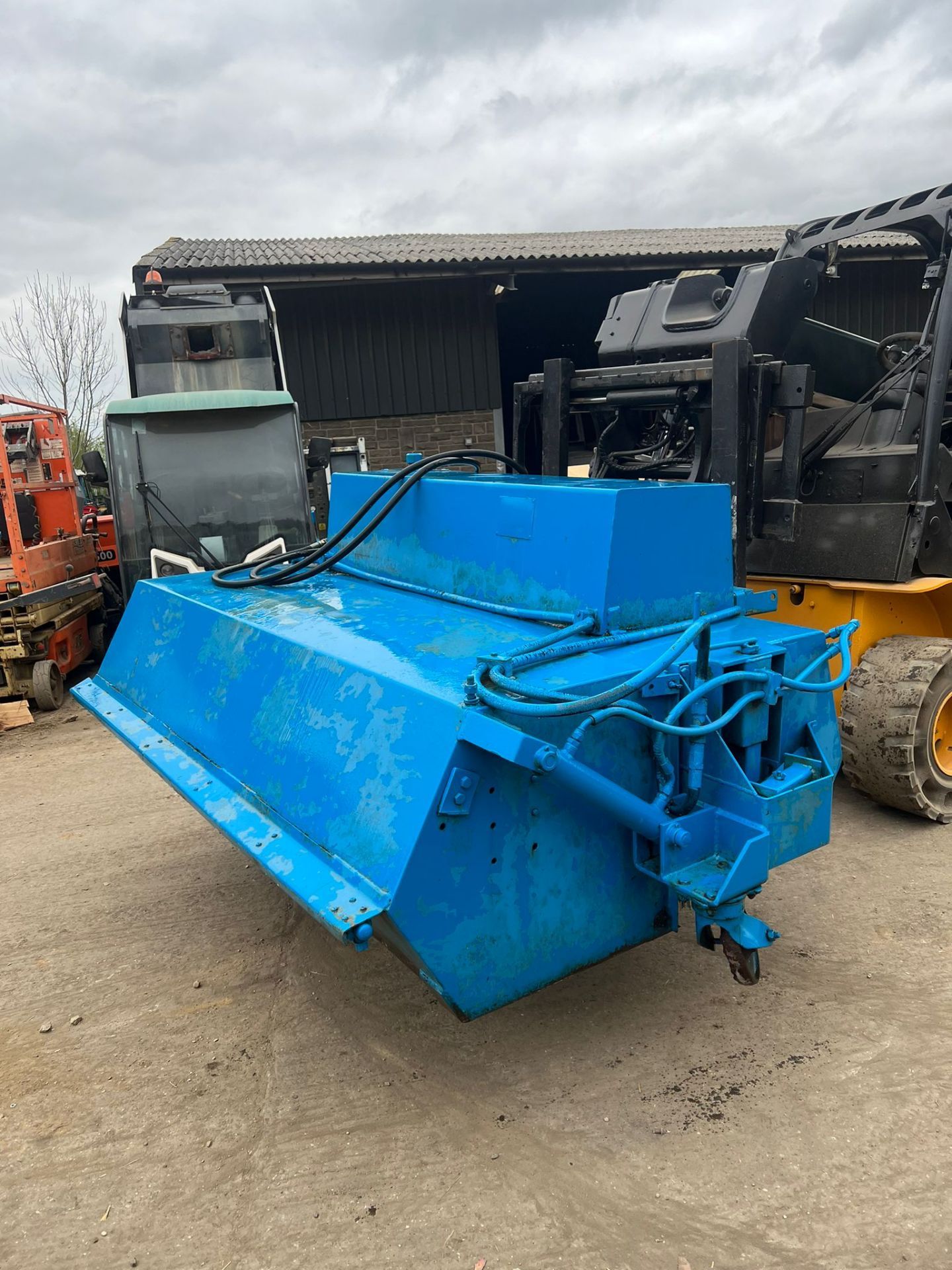 CONQUIP SWEEPER BUCKET SUITABLE FOR PALLET FORKS , IN WORKING ORDER *PLUS VAT* - Bild 3 aus 6