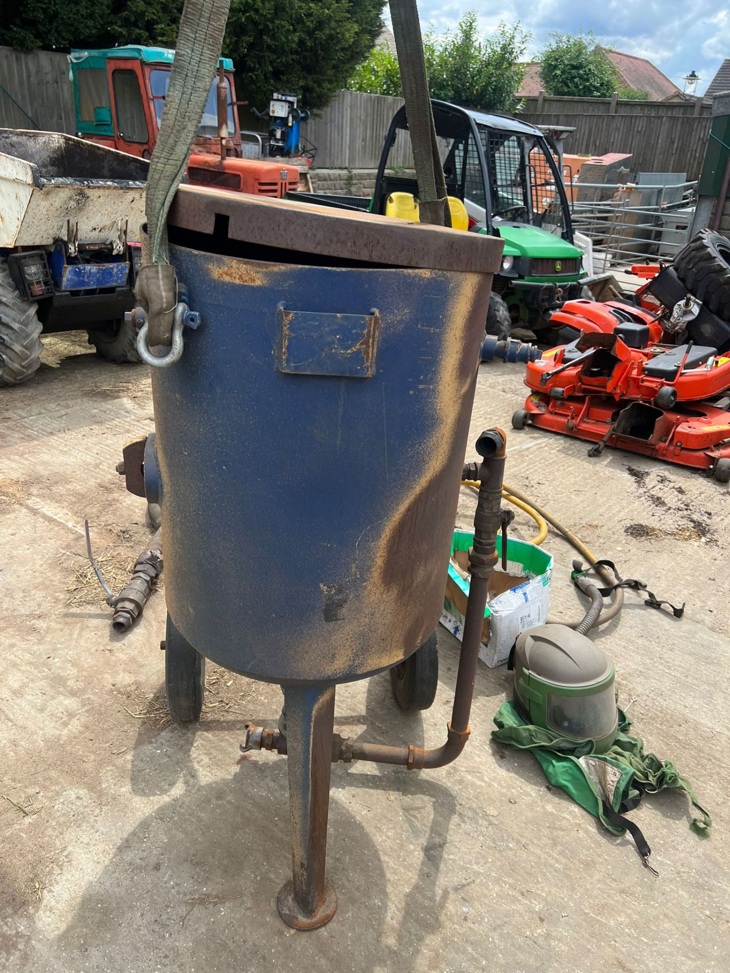 SHOT BLASTING POT WITH PIPES AND HELMET *PLUS VAT* - Image 4 of 5